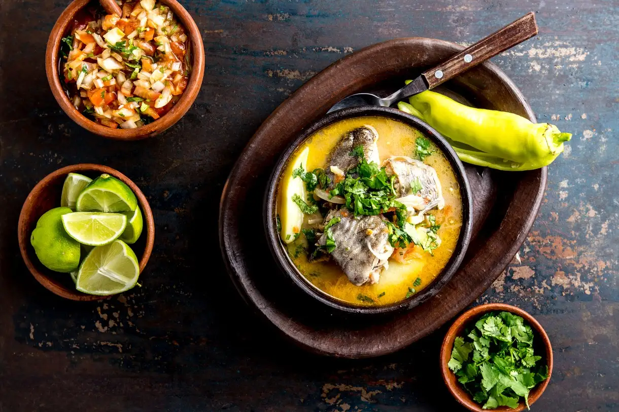 Chile, Caldillo de Congrio CHILENISCHE KÜCHE. Fischsuppe CALDILLO DE CONGRIO serviert in Tonschale, Ansicht von oben