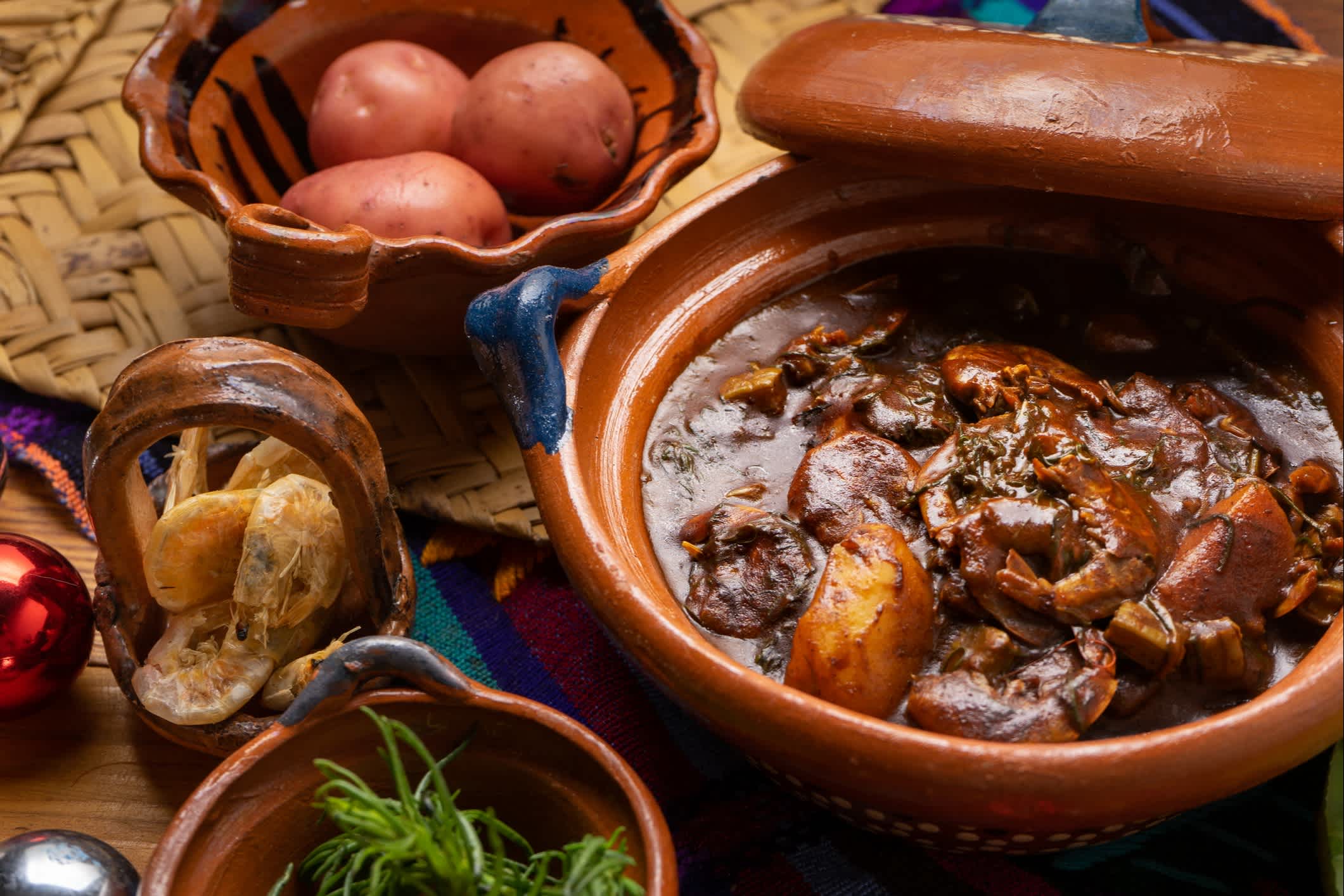 Traditionelles mexikanisches Essen mit Mole-Sauce