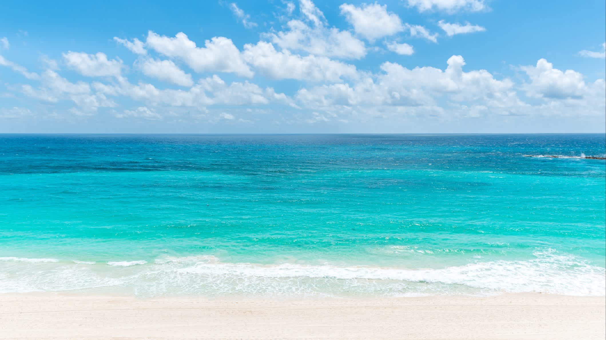 Sable blanc et eau turquoise de la plage paradisiaque de San Martin sur l'île de Cozumel au Mexique