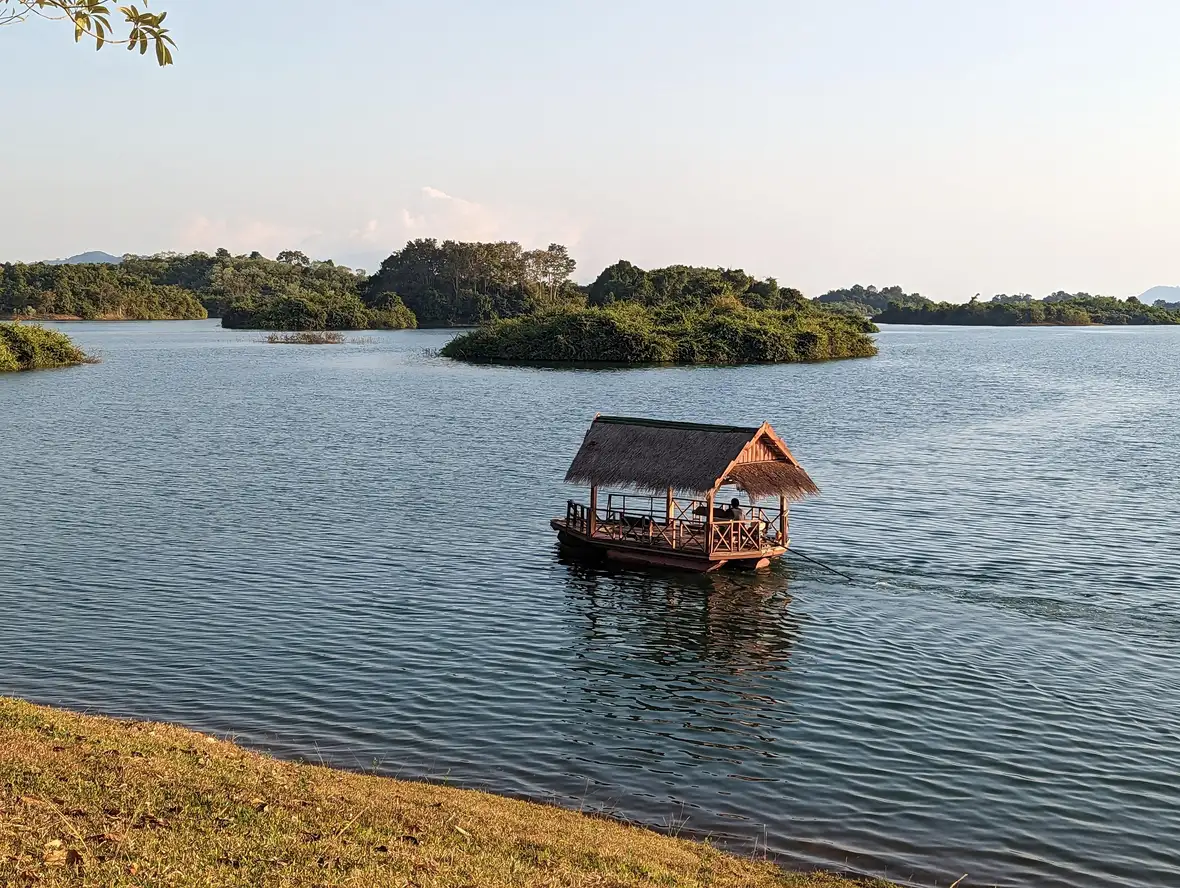 Laos, Nam Ngum Reservoir Nam Ngum Reservoir mit Hozlplattform und grünen Inseln