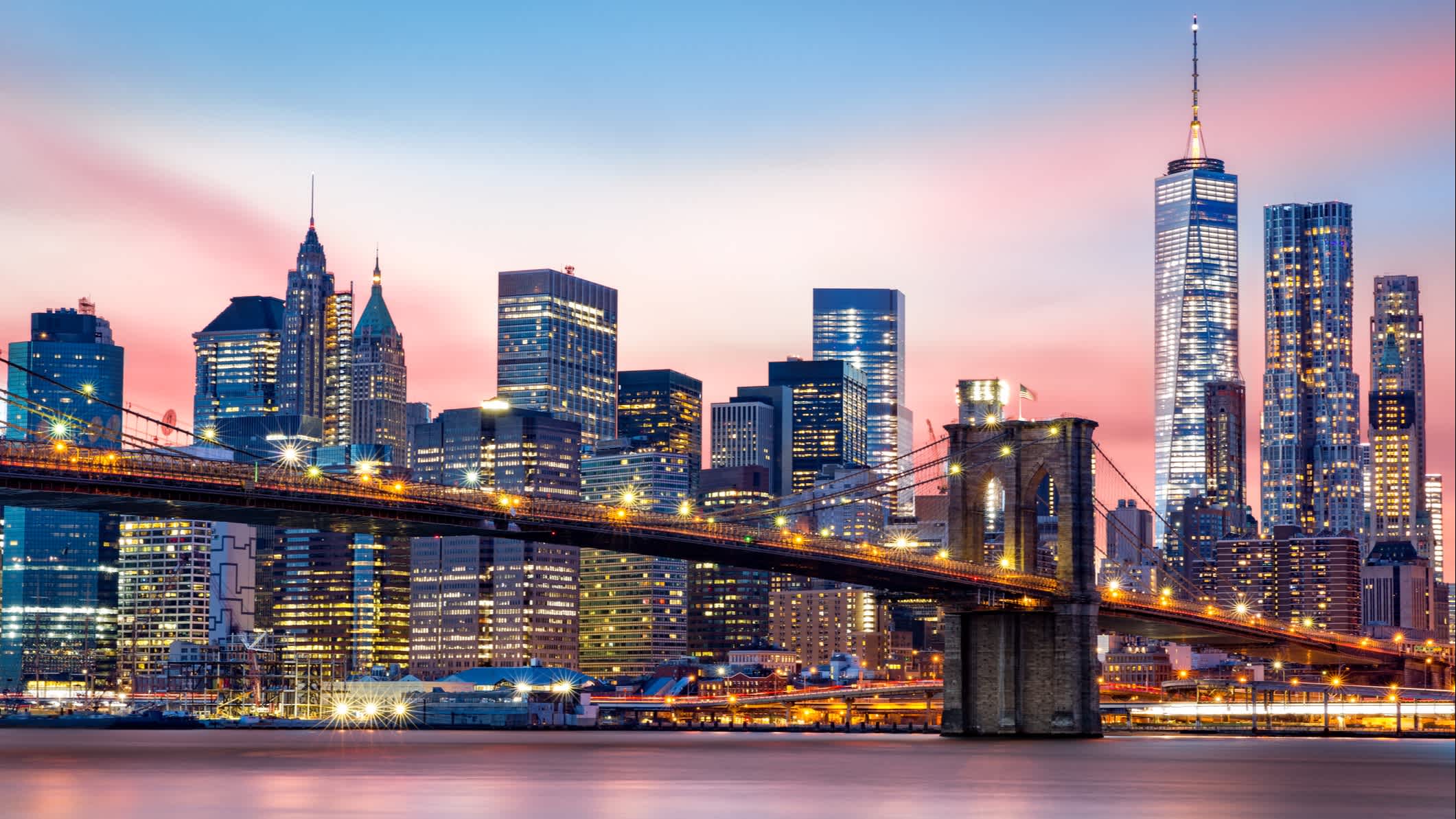 Le pont de Brooklyn et la ligne d'horizon de Manhattan au coucher du soleil, New York, États-Unis. 
