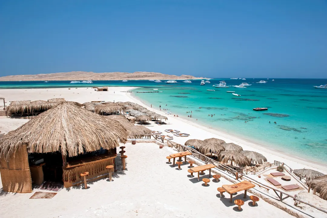 Schöner Sandstrand auf der Insel Giftun in der Nähe von Hurghada, Rotes Meer, Ägypten. Die Insel Giftun ist ein beliebter Tauchplatz.