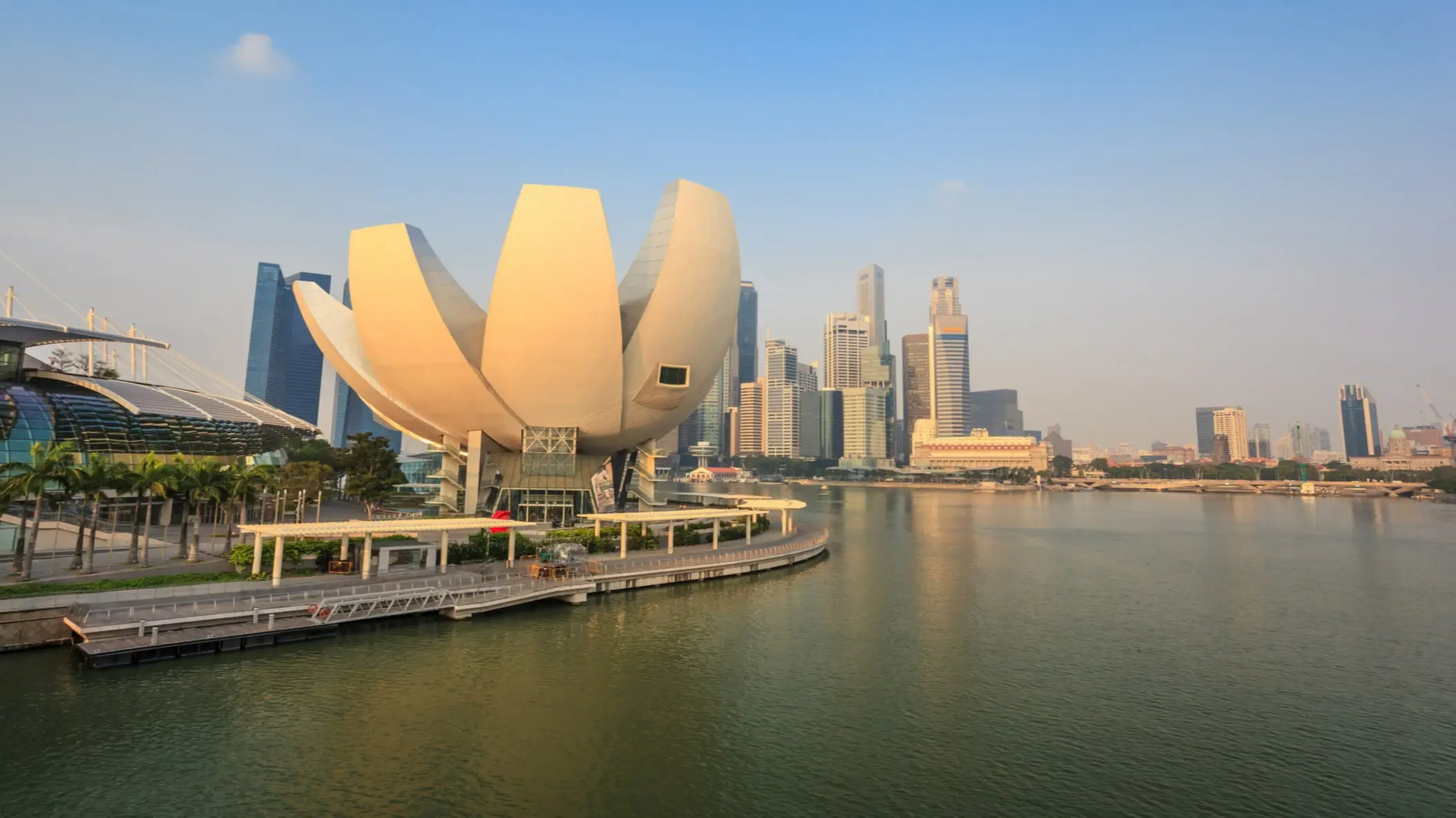 Vue de la ligne d'horizon de Marina Bay avec le musée ArtScience, Singapour