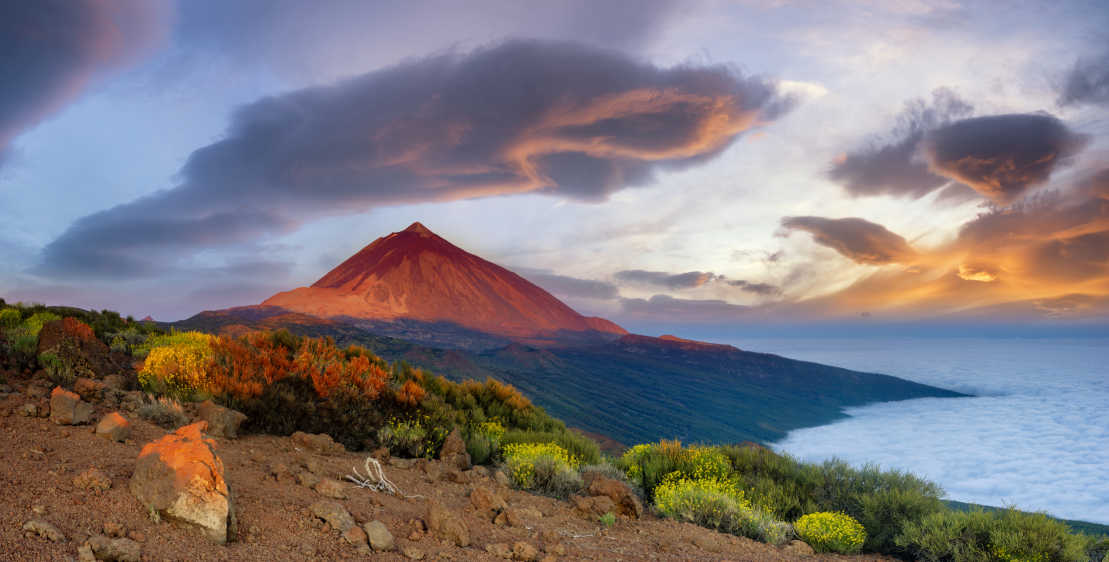 Le volcan Teide à Ténériffe dans la belle lumière du soleil couchant