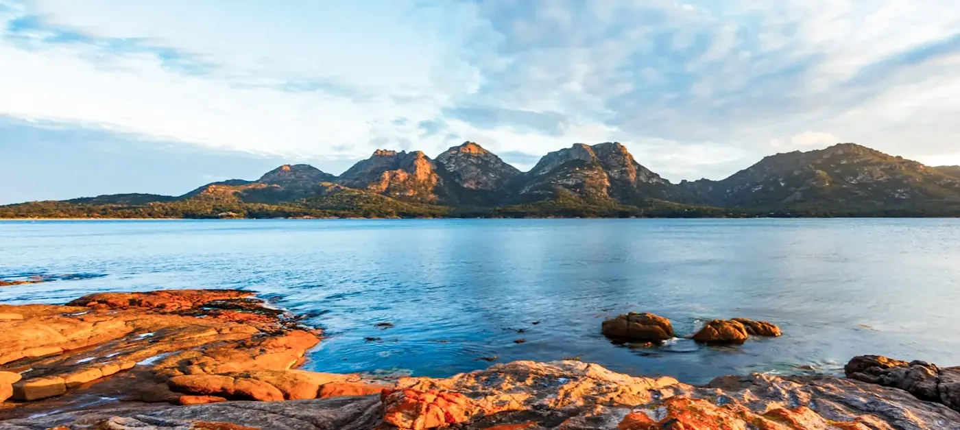 Australie, Tasmanie, Freycinet Paysage côtier avec montagnes et rochers colorés, Freycinet, Tasmanie, Australie.