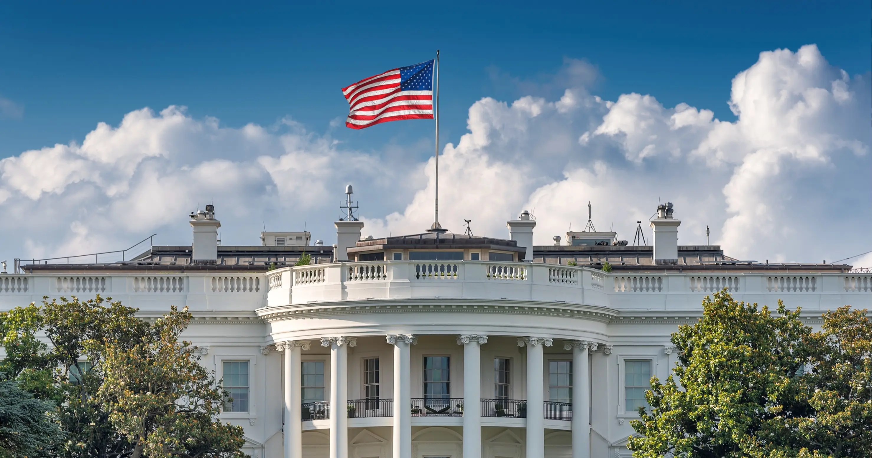 La Maison Blanche avec le drapeau américain flottant au-dessus, Washington DC.