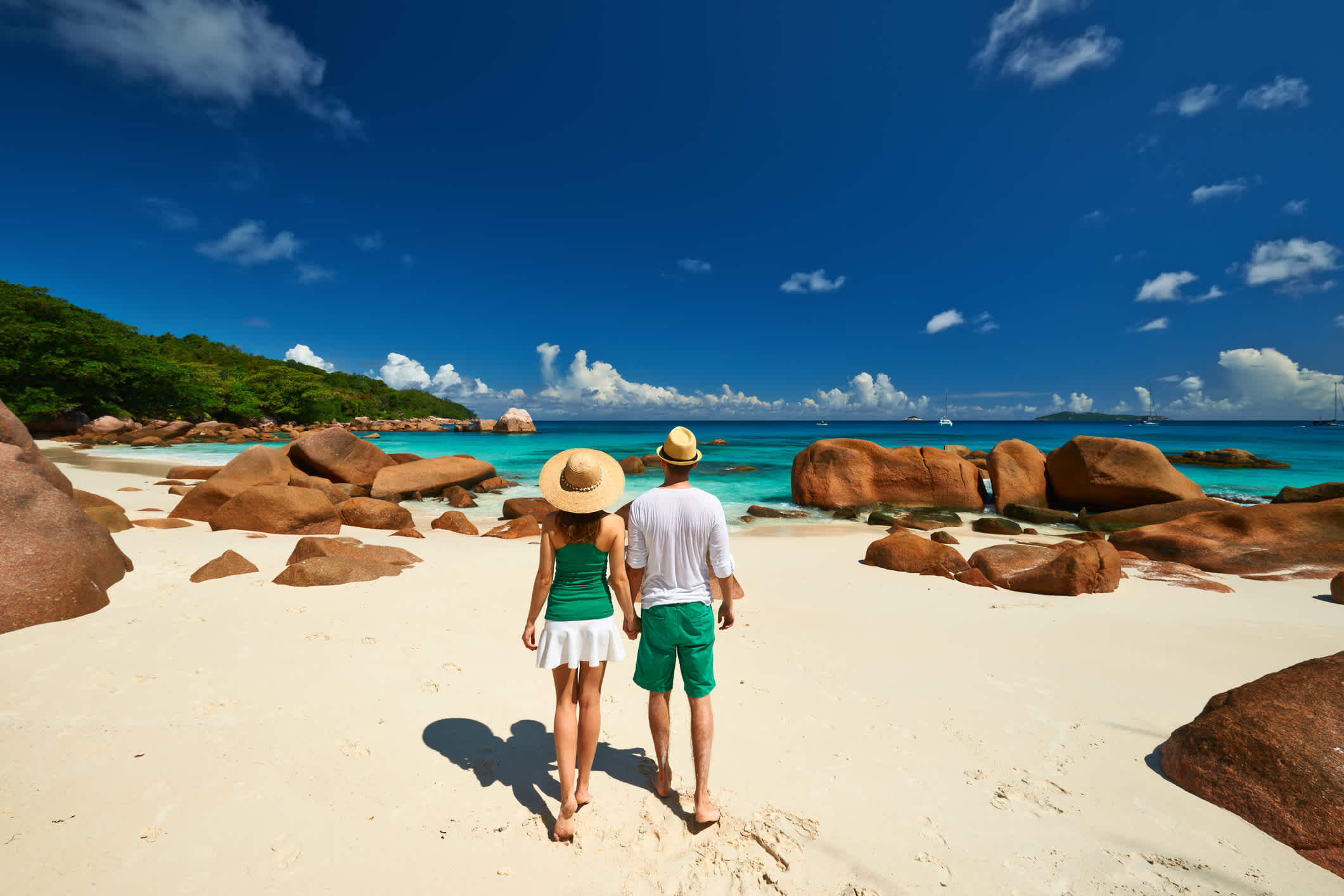 Paar an einem tropischen Strand auf den Seychellen
