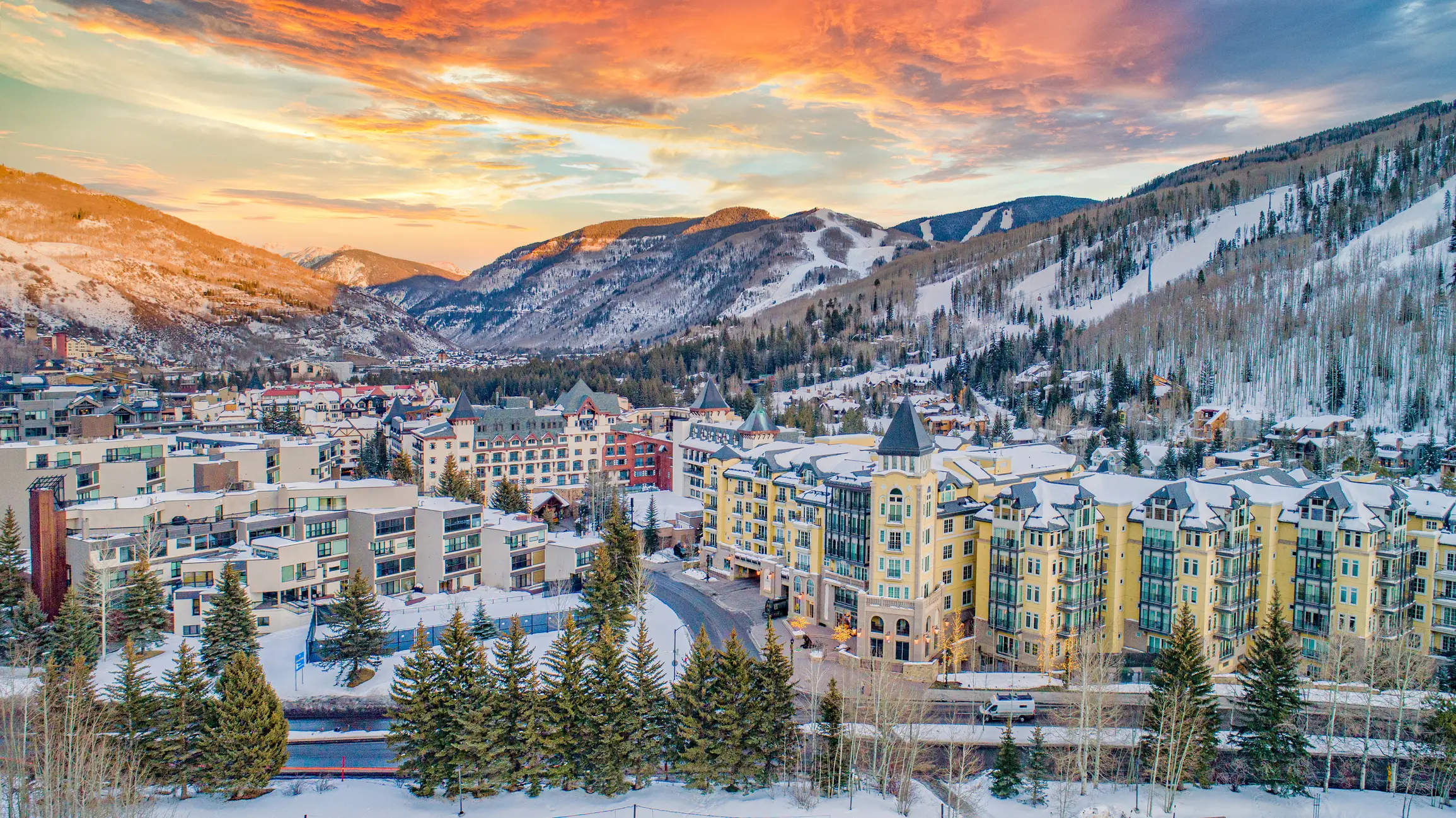 USA, Colorado, Aspen, Vail Vail, Colorado, USA Innenstadt Drone Mountains Aerial.