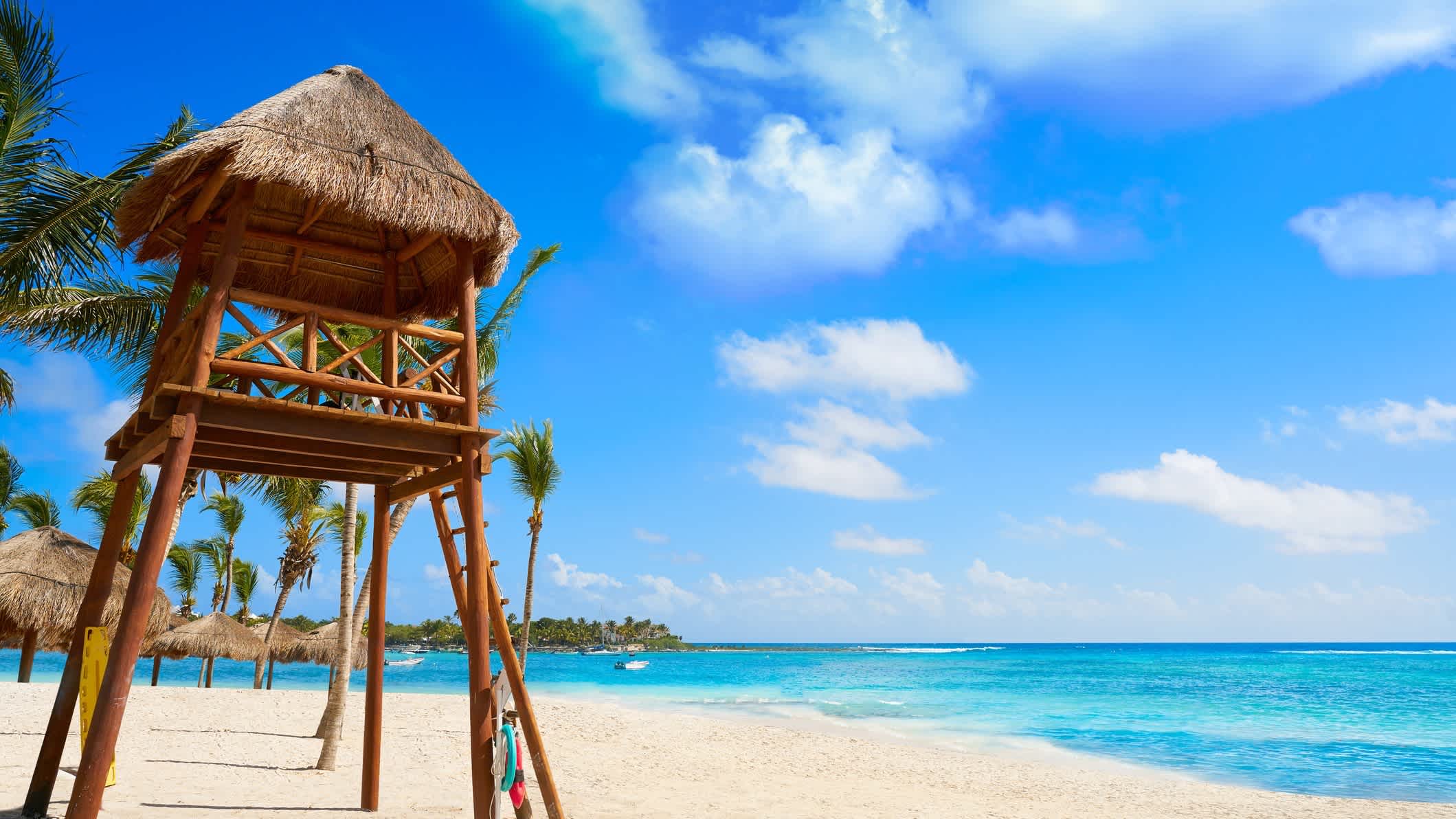 Akumal Strand Baywatch Turm in Riviera Maya von Maya Mexiko, bei Sonnenschein und mit Blick auf das Meer sowie Palmen.
