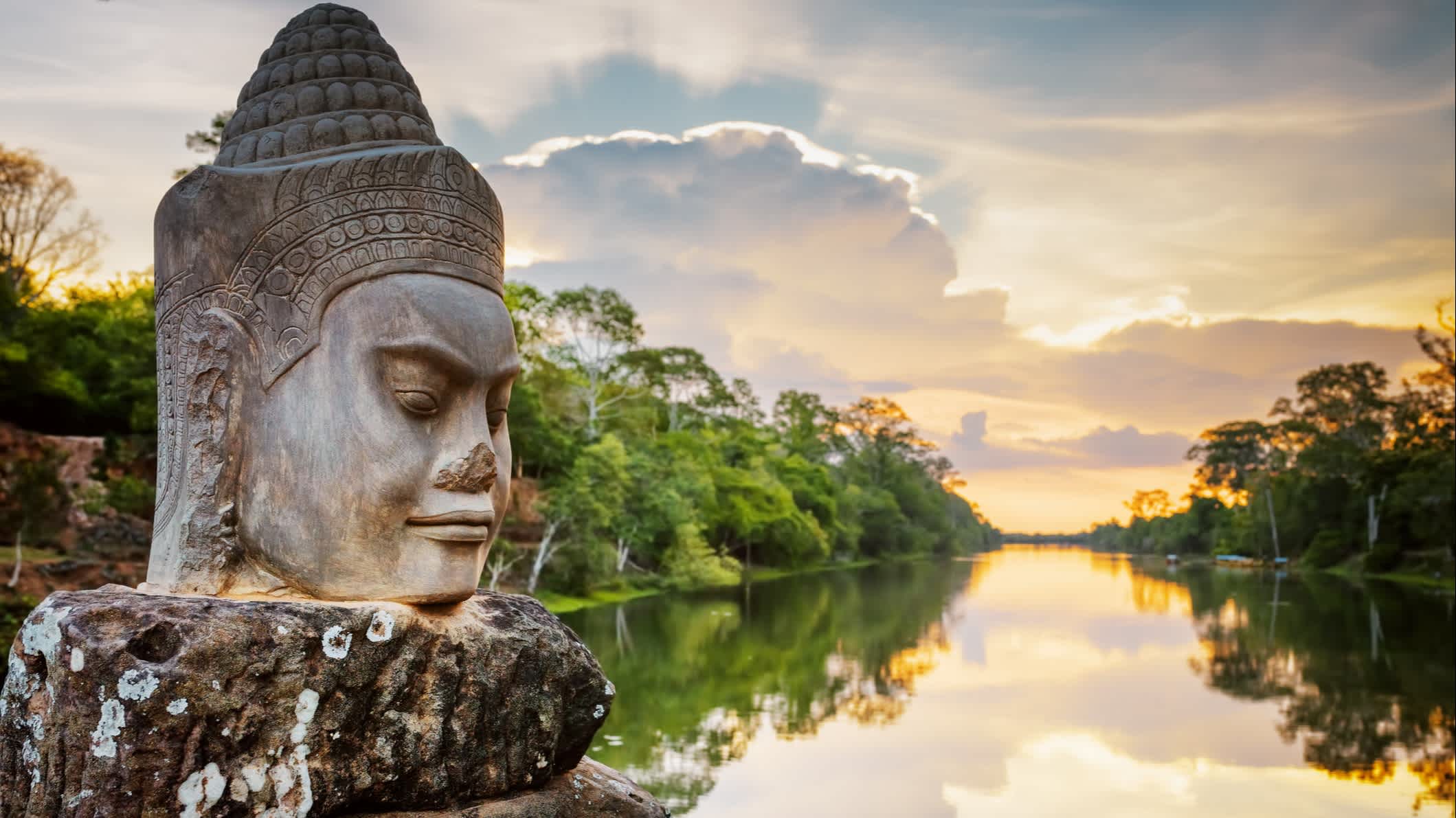 Cambodge, Angkor Thom, visage de pierre Asura au coucher du soleil, 