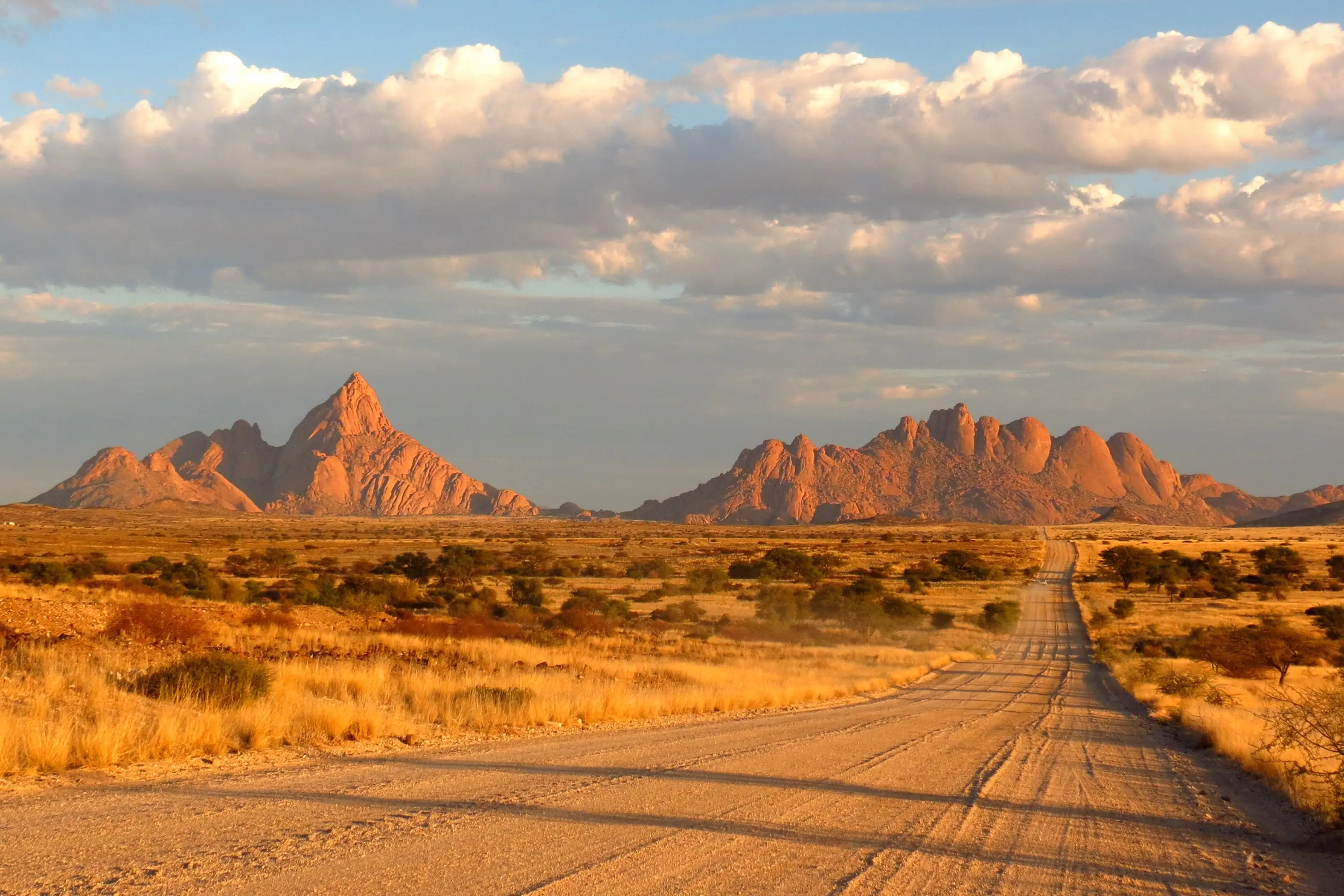 Namibia, Remhoogte Pass Annäherung an Spitzkoppe am frühen Morgen, Namibia.