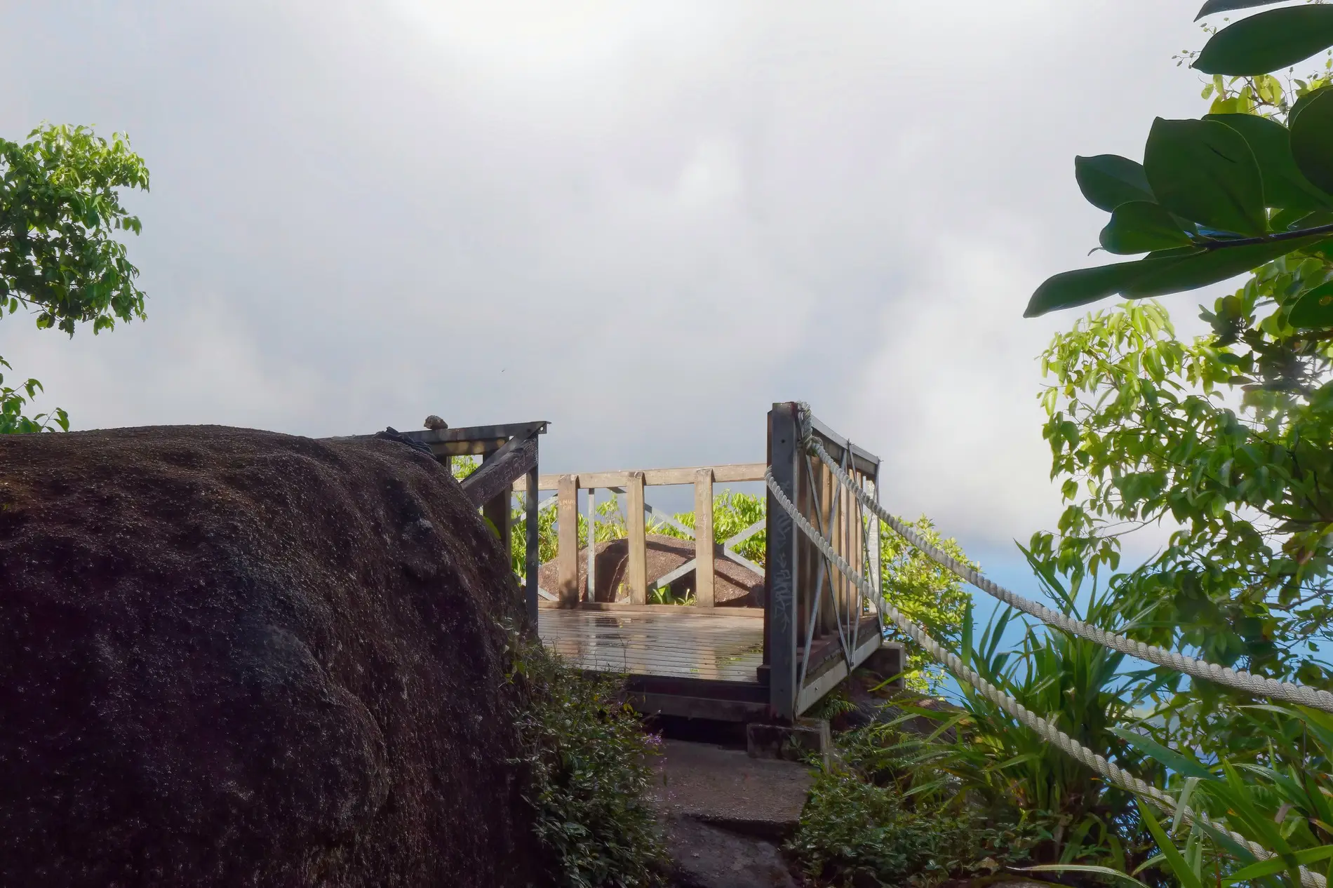 Seychellen, Mahé Kleine Holzbrücke auf dem Hügel bei Mahé Island, Seychellen