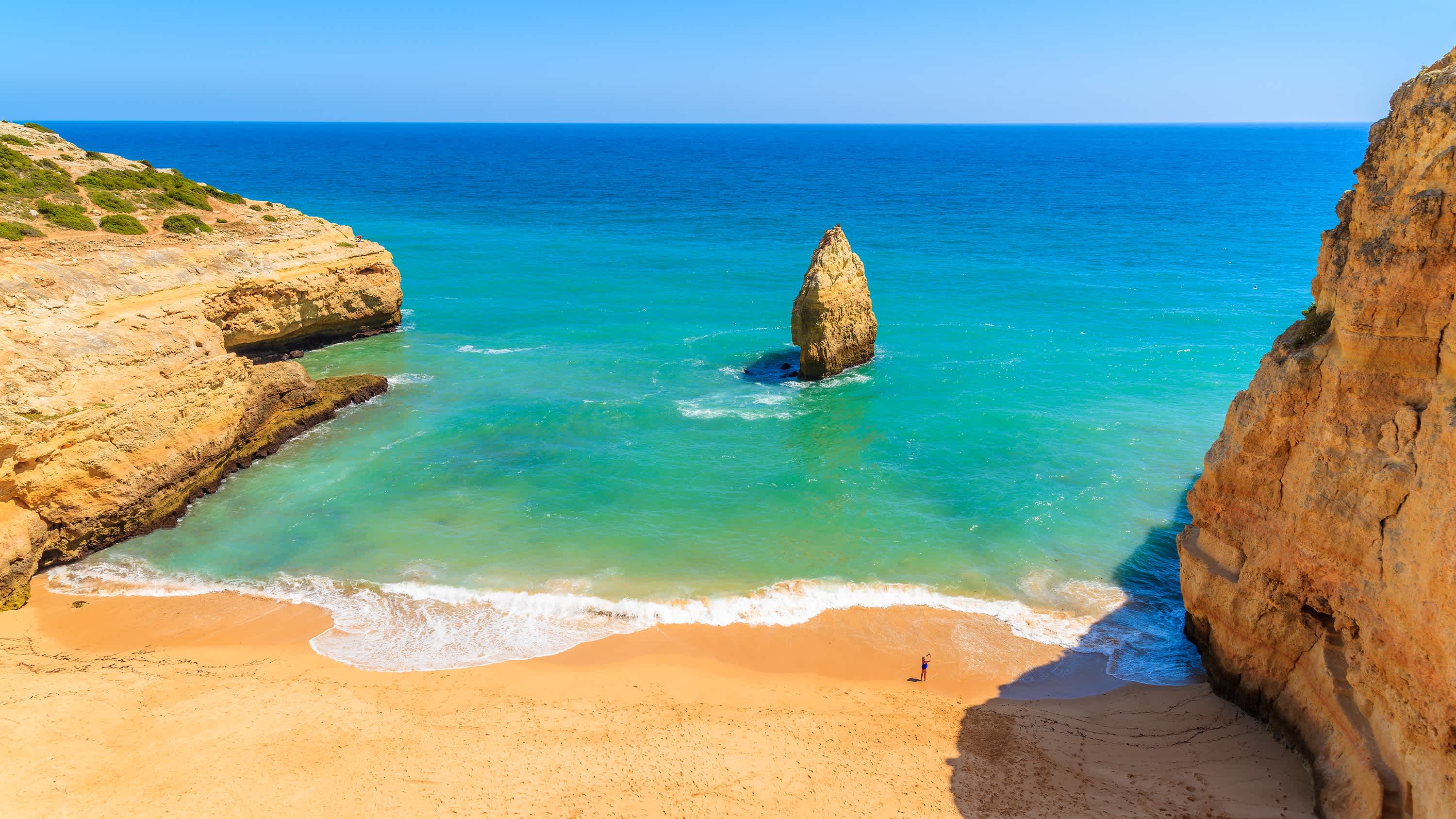 Wunderschönen Praia do Carvalho Strand mit goldenen Felsen, Portugal