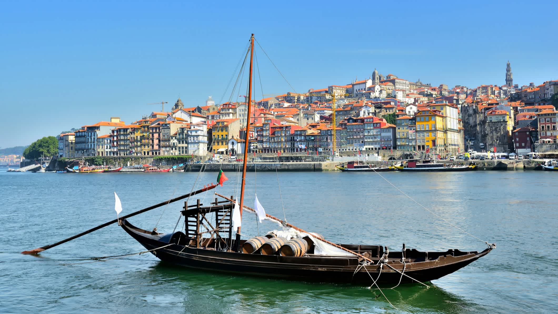 Porto im Stadtzentrum mit dem Fluss Douro und einem traditionellen Boot, Portugal

