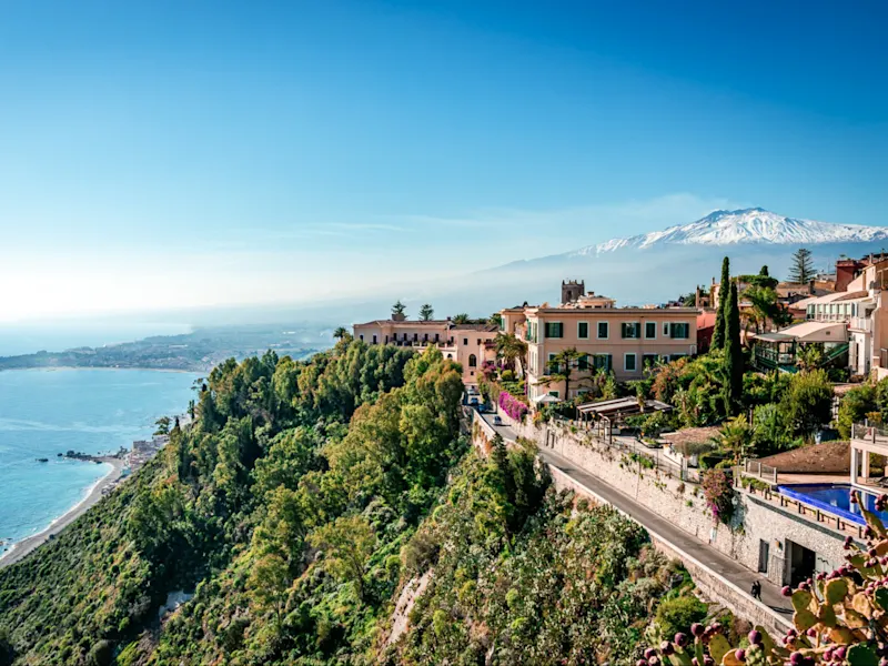 Italien, Sizilien, Taormina Blick auf die Küste mit dem schneebedeckten Ätna im Hintergrund