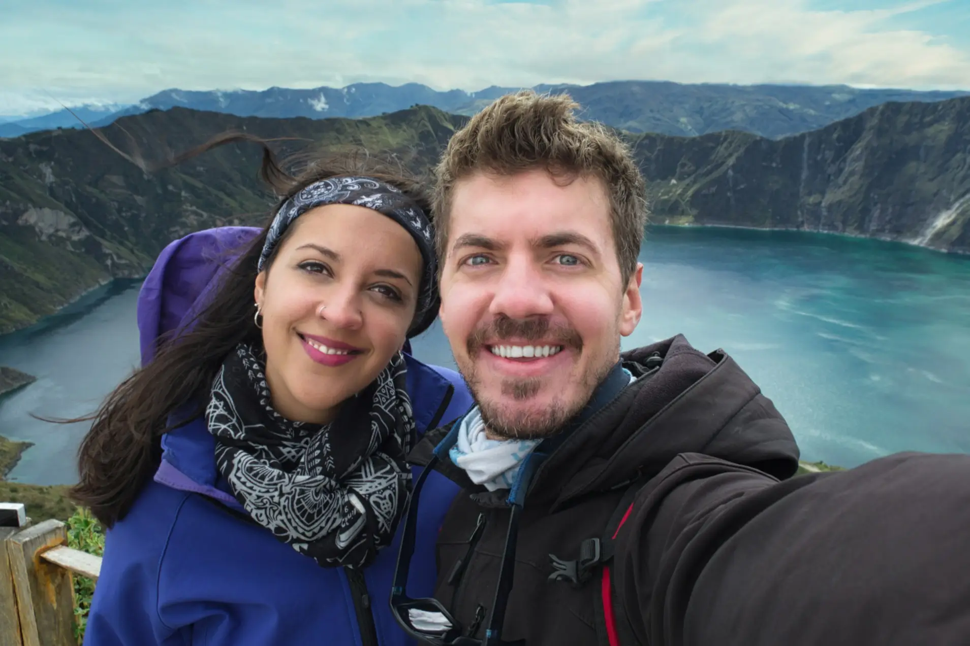Equateur, Lac de Quilotoa, Voyage de noces Un couple de voyageurs prend un selfie au lac Quilotoa, à l'intérieur d'un cirque volcanique en Équateur.