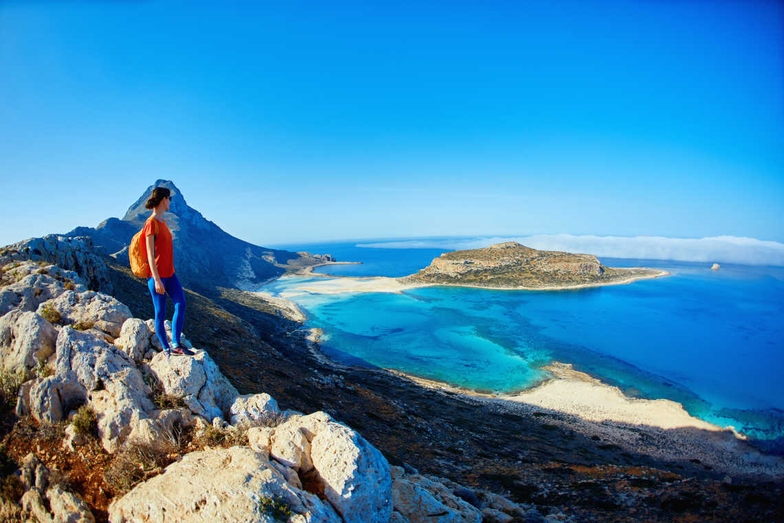 Une randonneuse surplombant la plage de Balos en Crète lors d'un voyage en Grèce.