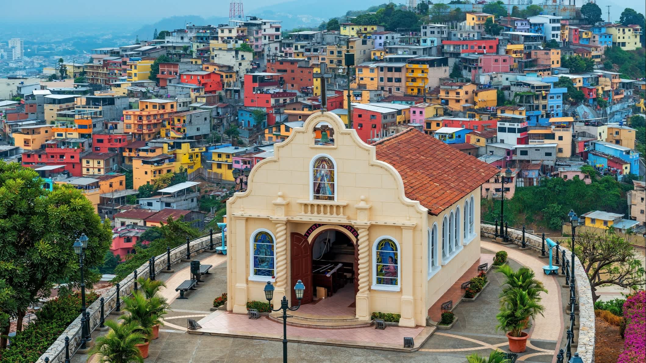 Stadtbild der Santa Ana Hill Church mit farbenfrohen Kolonialhäusern, Stadtteil Las Penas, Guayaquil, Ecuador.