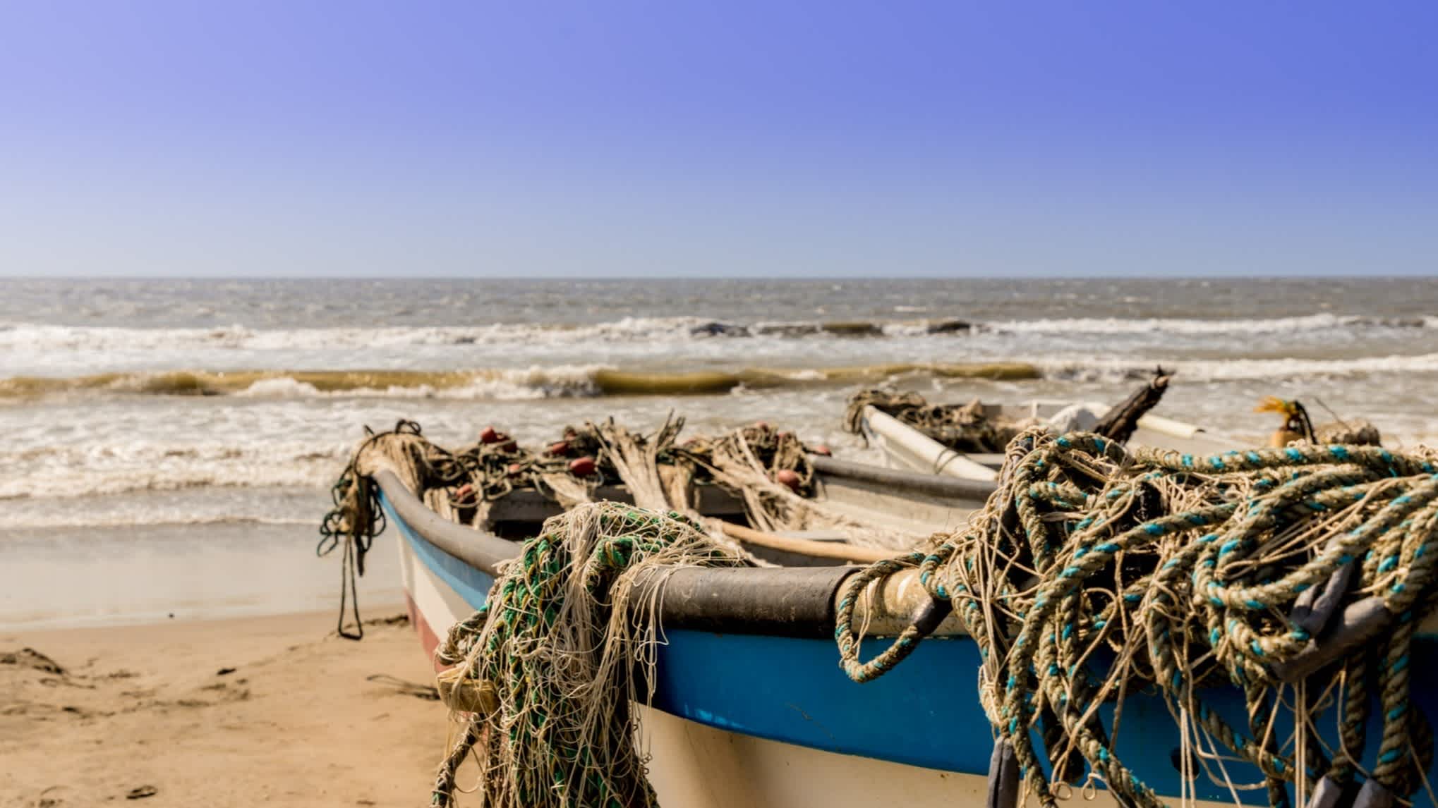 Bateau avec des cordages au bord de la plage de la Boquilla en Colombie