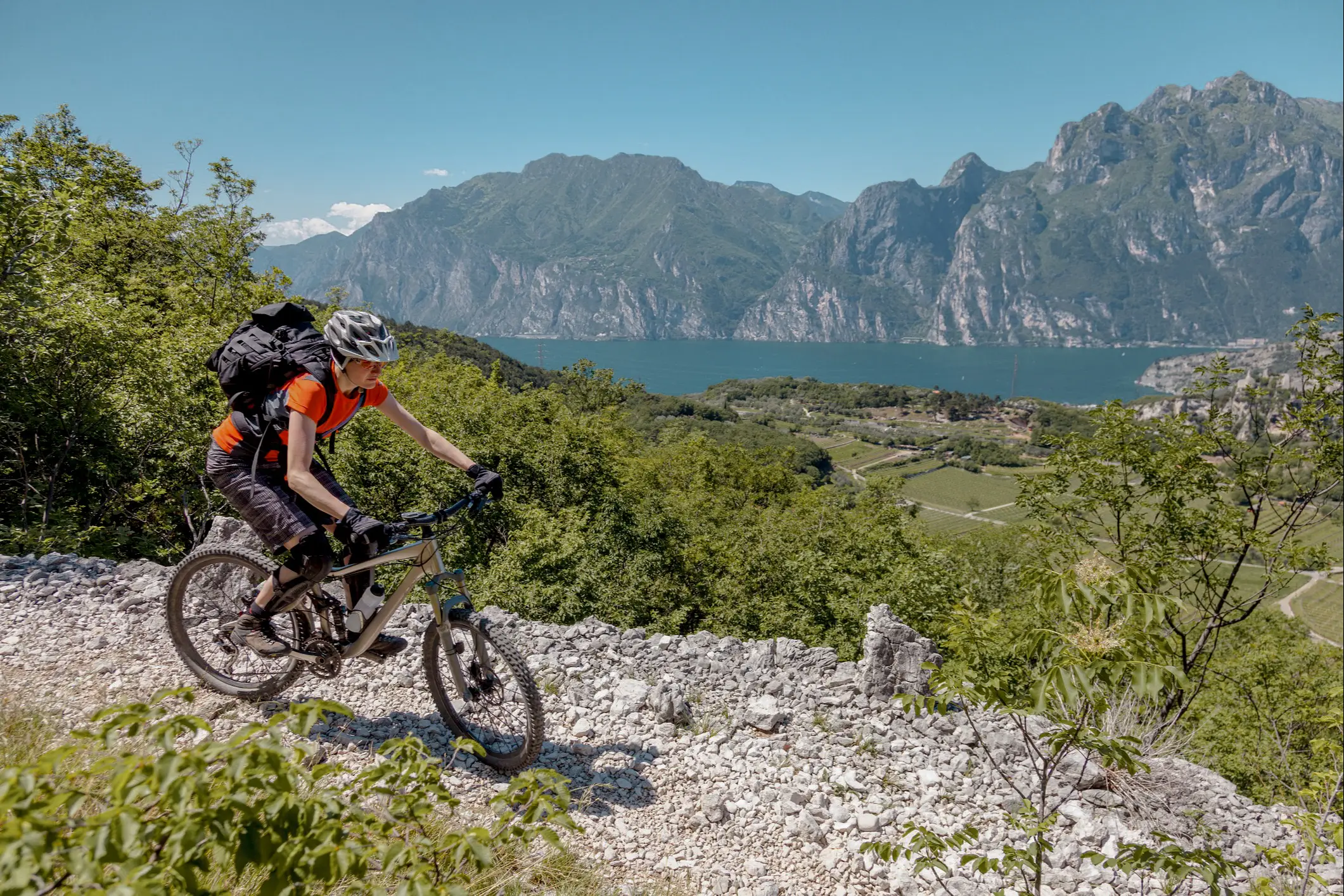 Italie, Lombardie, Cyclisme Faire du vélo au bord d'un lac en Lombardie, Italie.