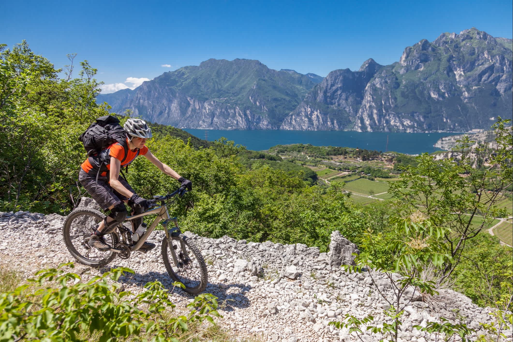 Radfahren am See in Lombardei, Italien. 