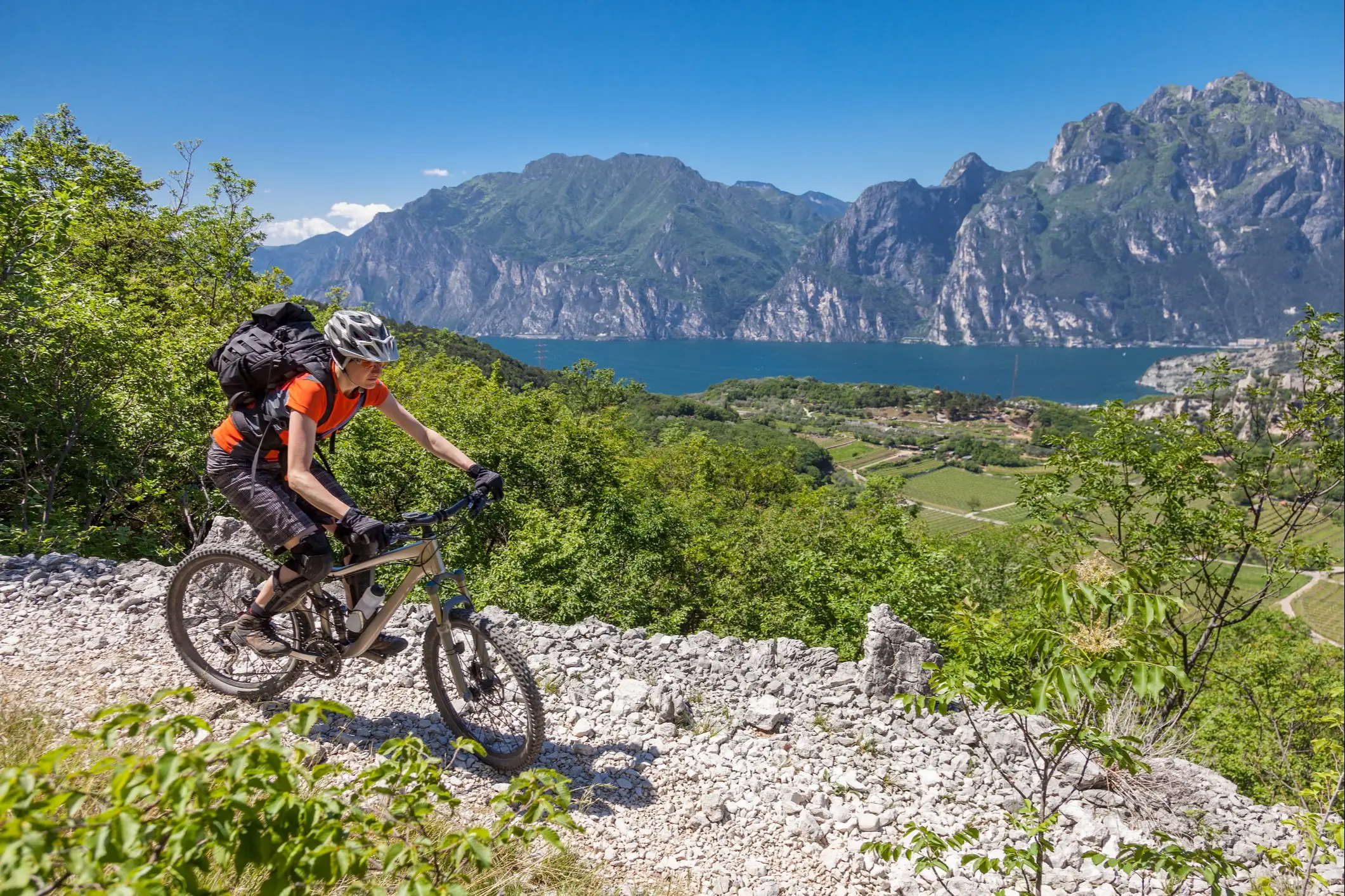 Italien, Lombardei, Radfahren Radfahren am See in Lombardei, Italien.