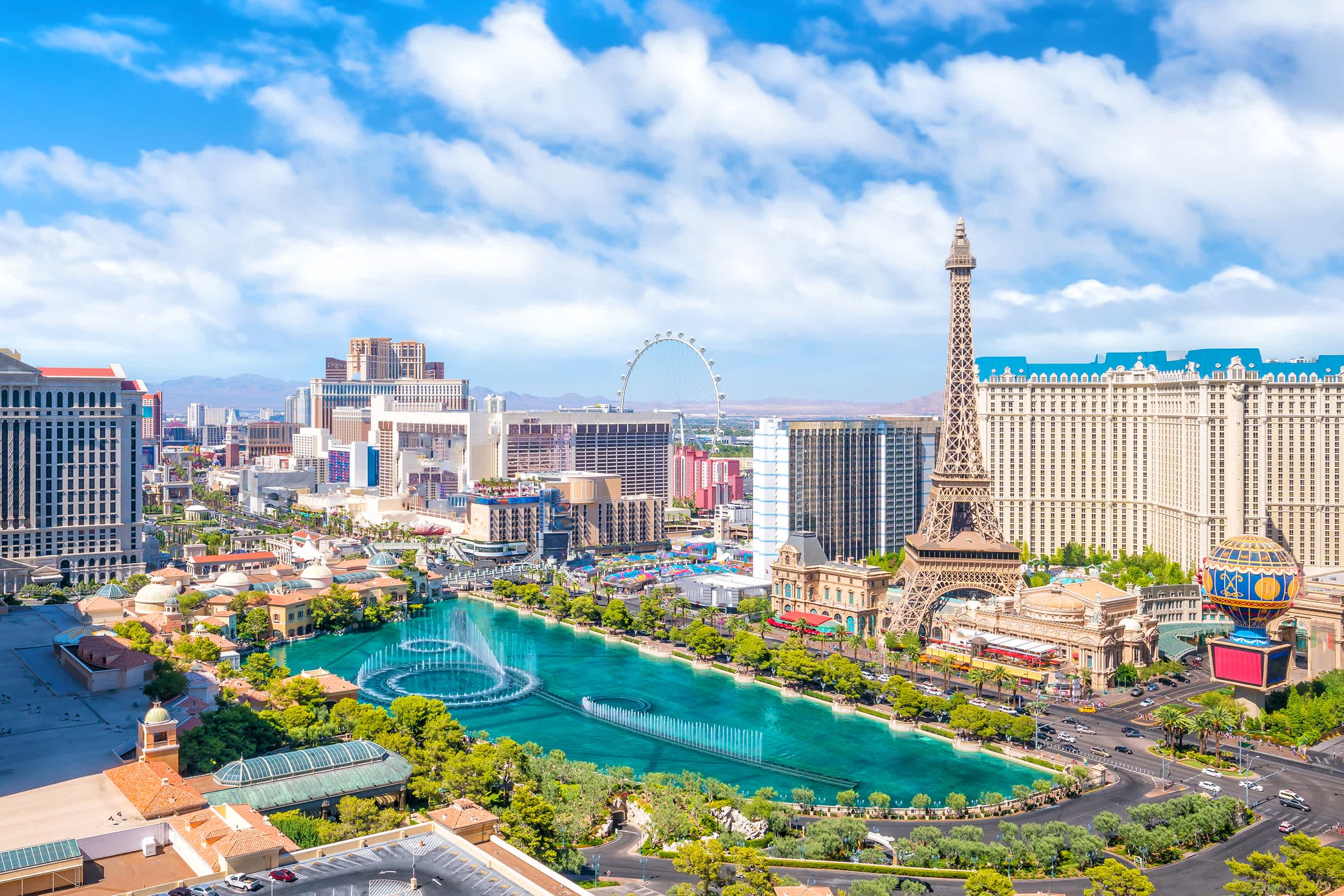 Vue de la ville de Las Vegas avec la Tour Eiffel et une grande fontaine.
