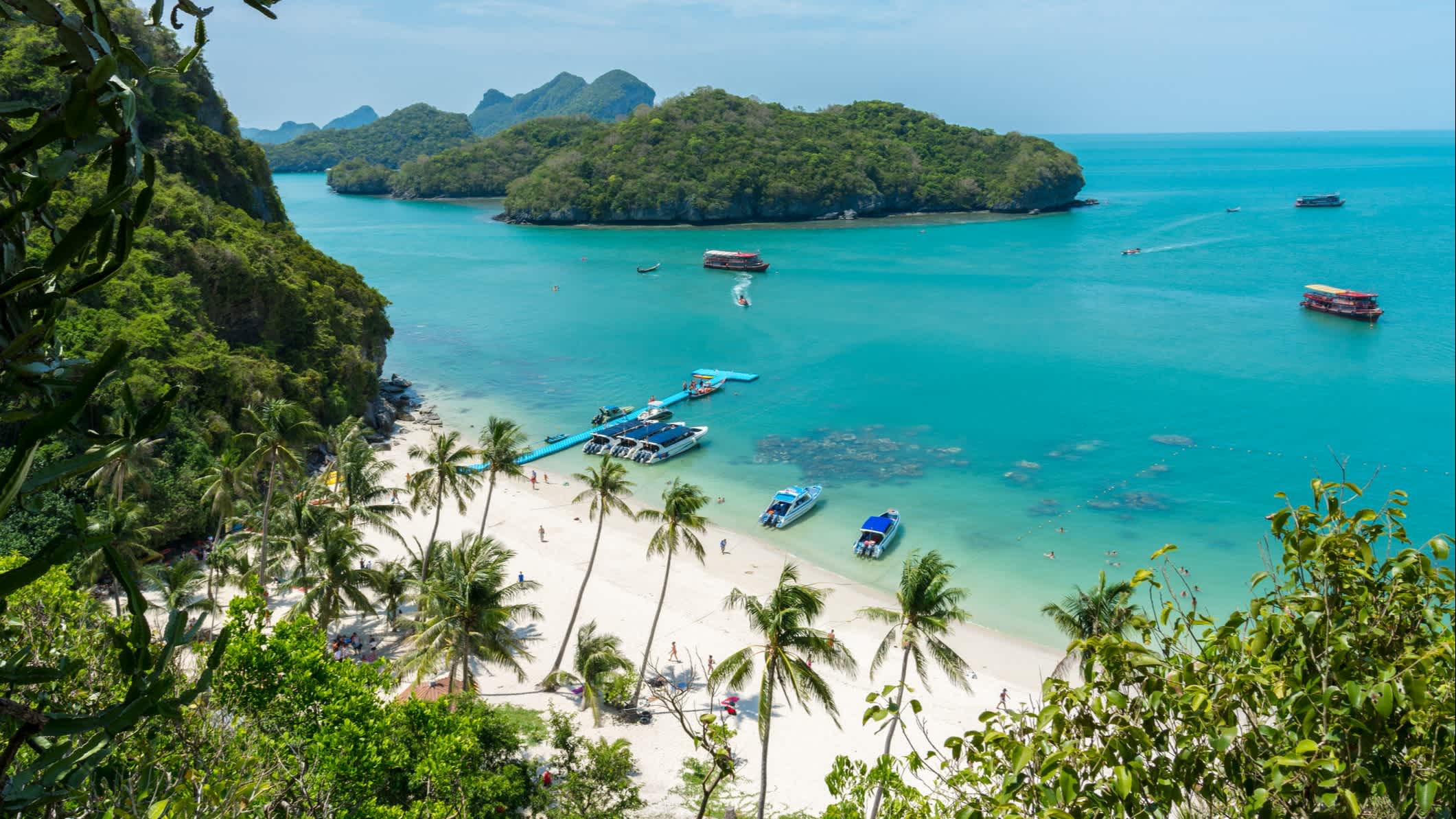 Plage à l'eau bleu turquoise dans le parc national d'Angthong sur Koh Samui, Suratthani, Thaïlande

