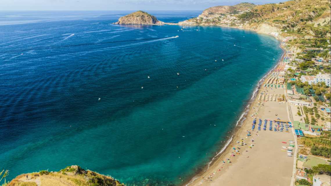 Wunderschöner Panoramablick auf den Strand von Maronti