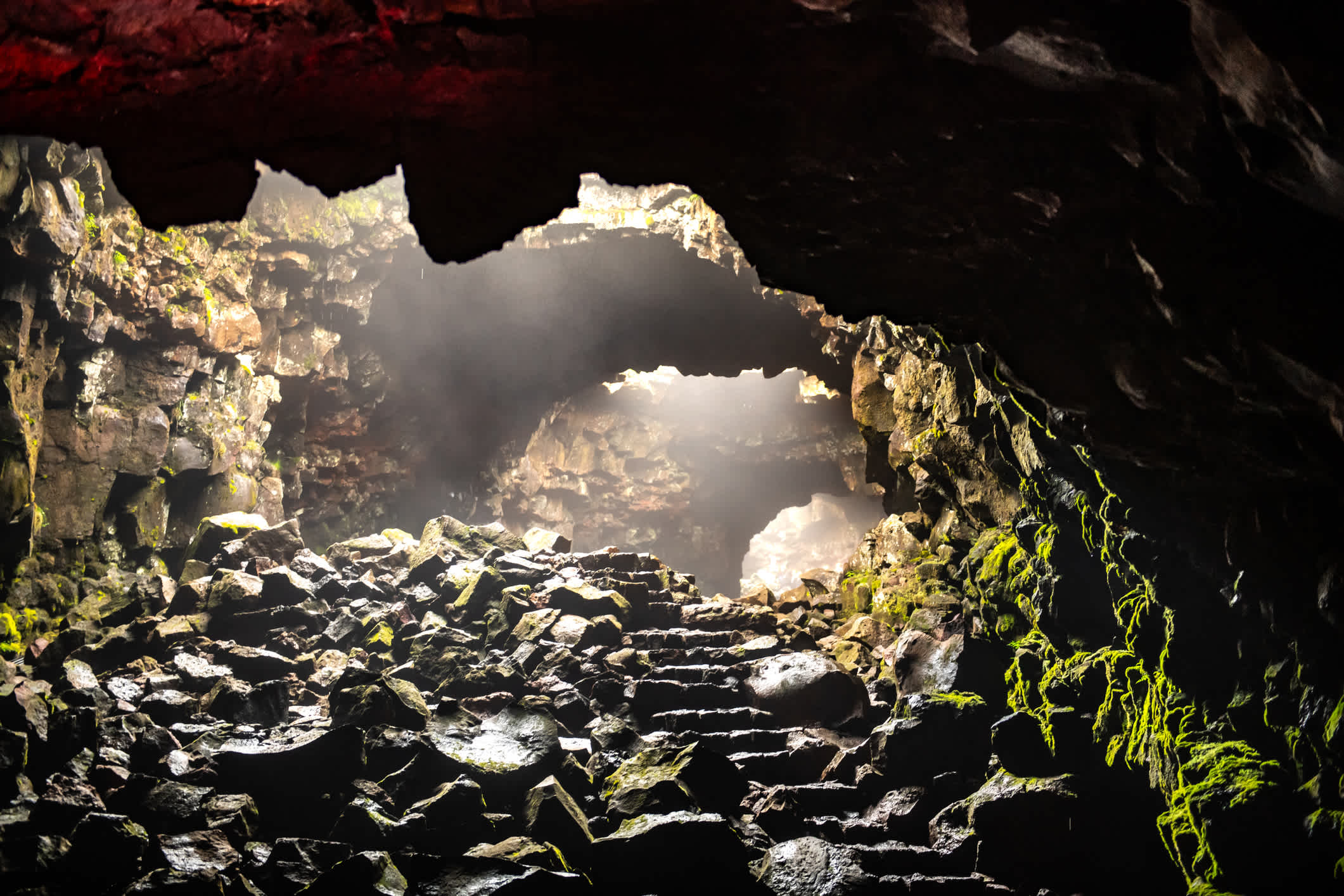 Ancienne grotte de lave en Islande.
