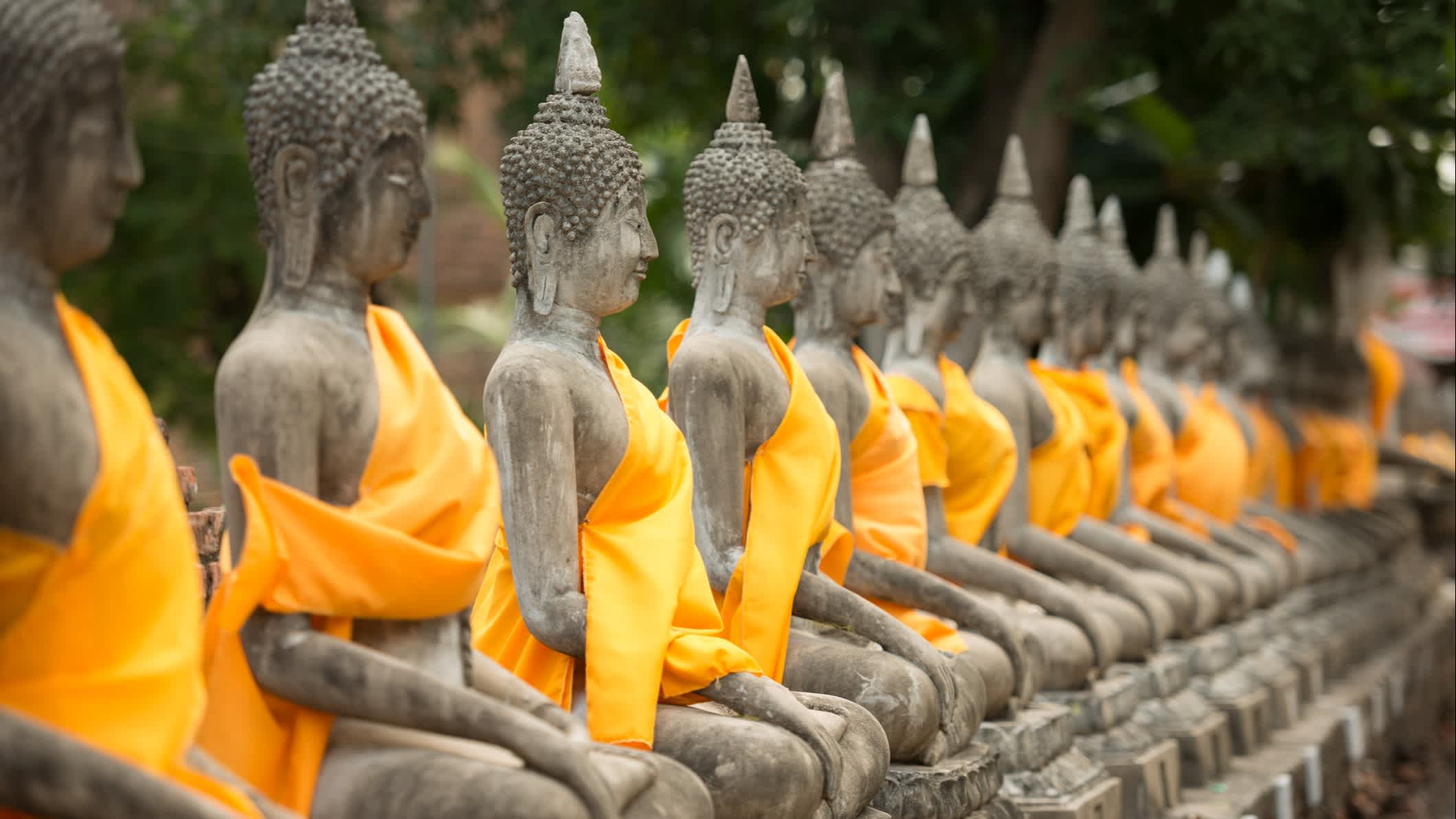Antike Buddha-Statue im Tempel des Wat Yai Chai Mongkol in Ayutthaya, Thailand.