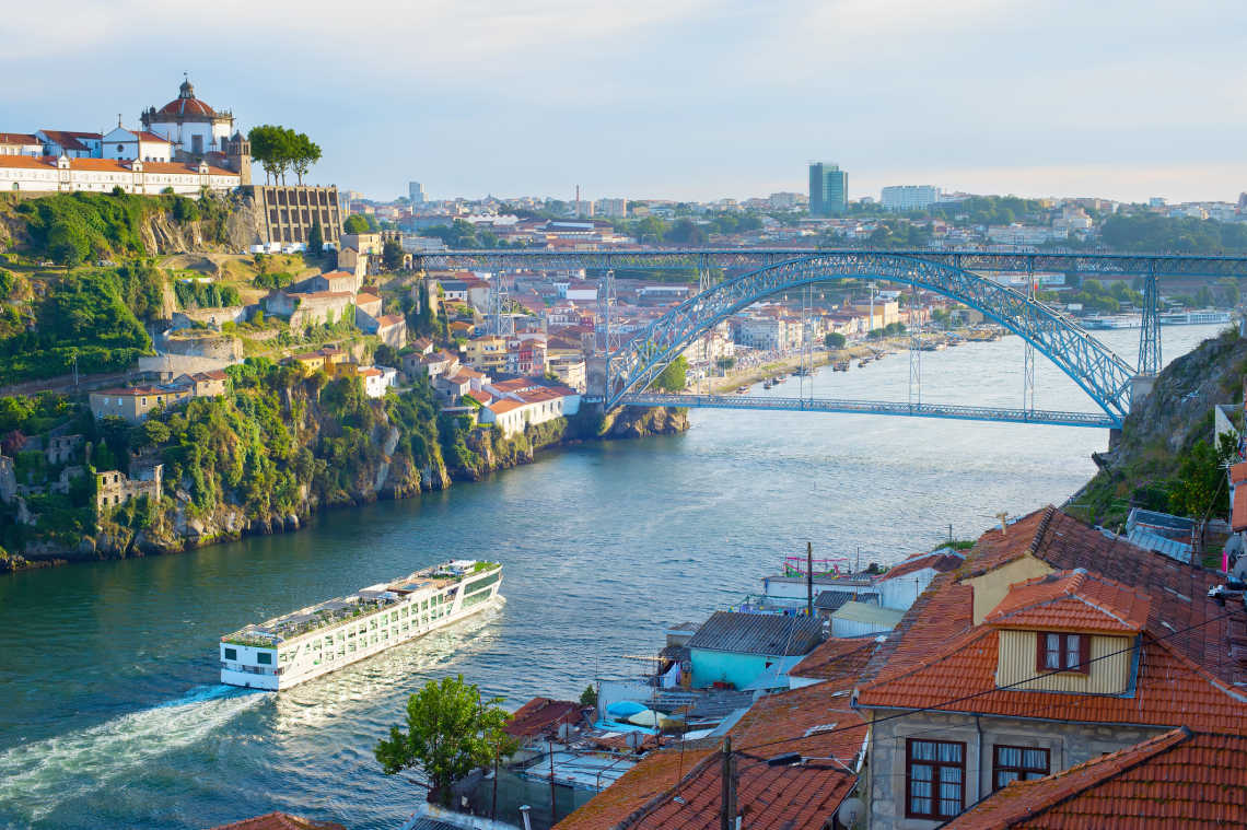 Kreuzfahrtschiff auf dem Fluss Douro in Porto, Portugal