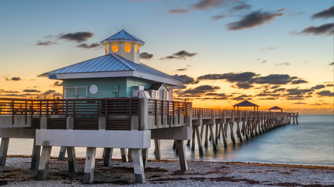 Juno Beach Pier kurz vor Sonnenaufgang, Juno, Florida, USA.

