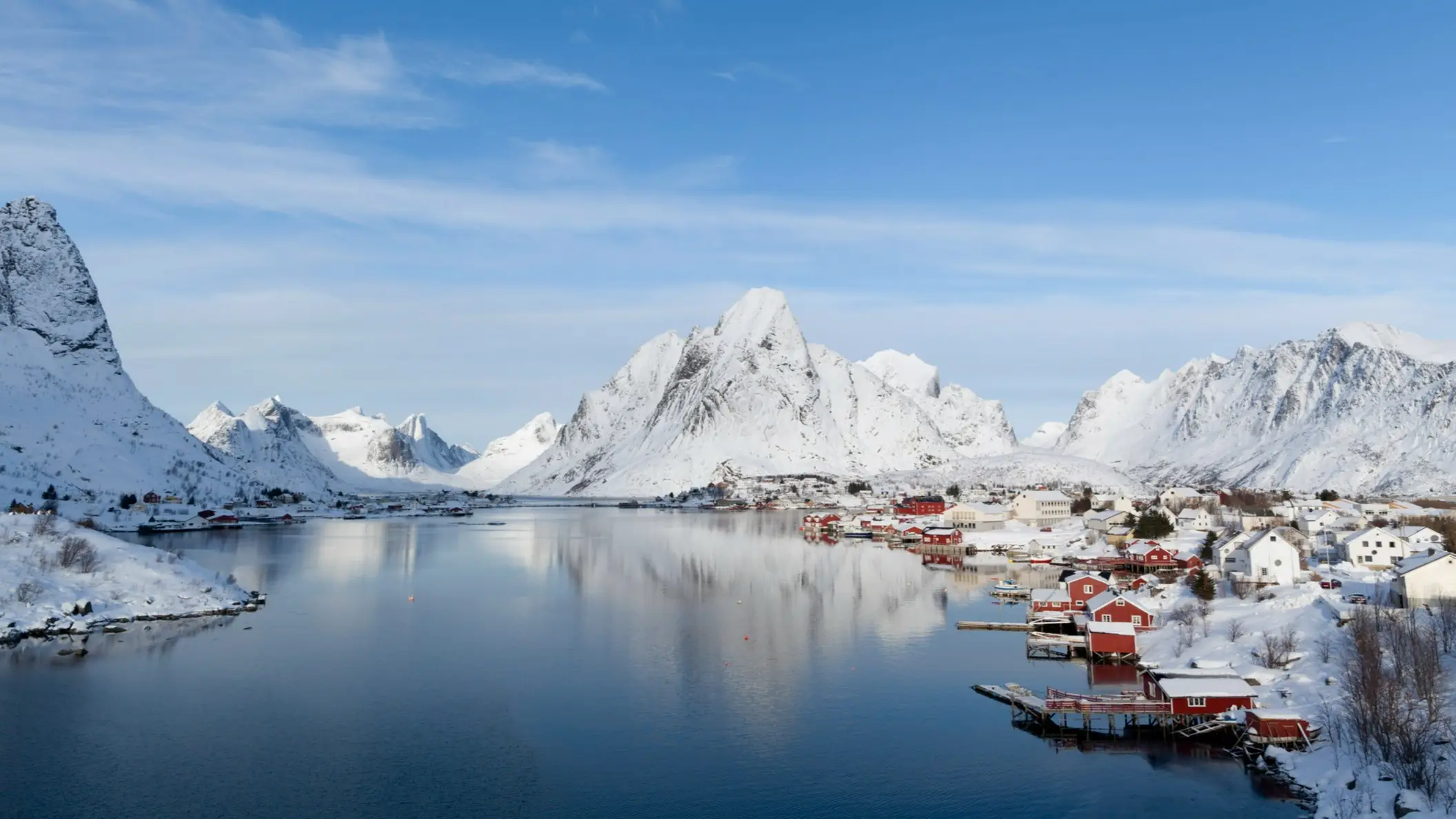 Une belle journée après une chute de neige fraîche près du Lyngenfjord, Reine, Lofoten, Norvège.

