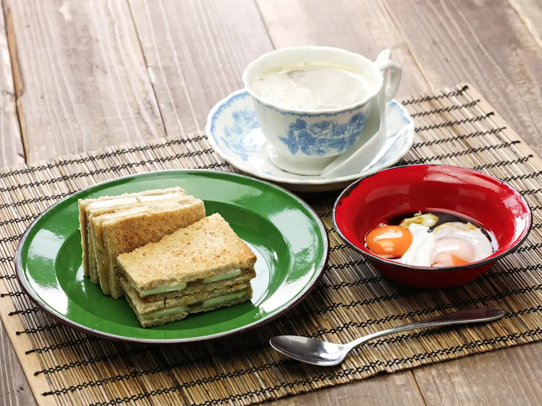 Traditionelles singapurisches Gericht, Kaya-Toast mit weichen Eiern und einer Tasse Kaffee.