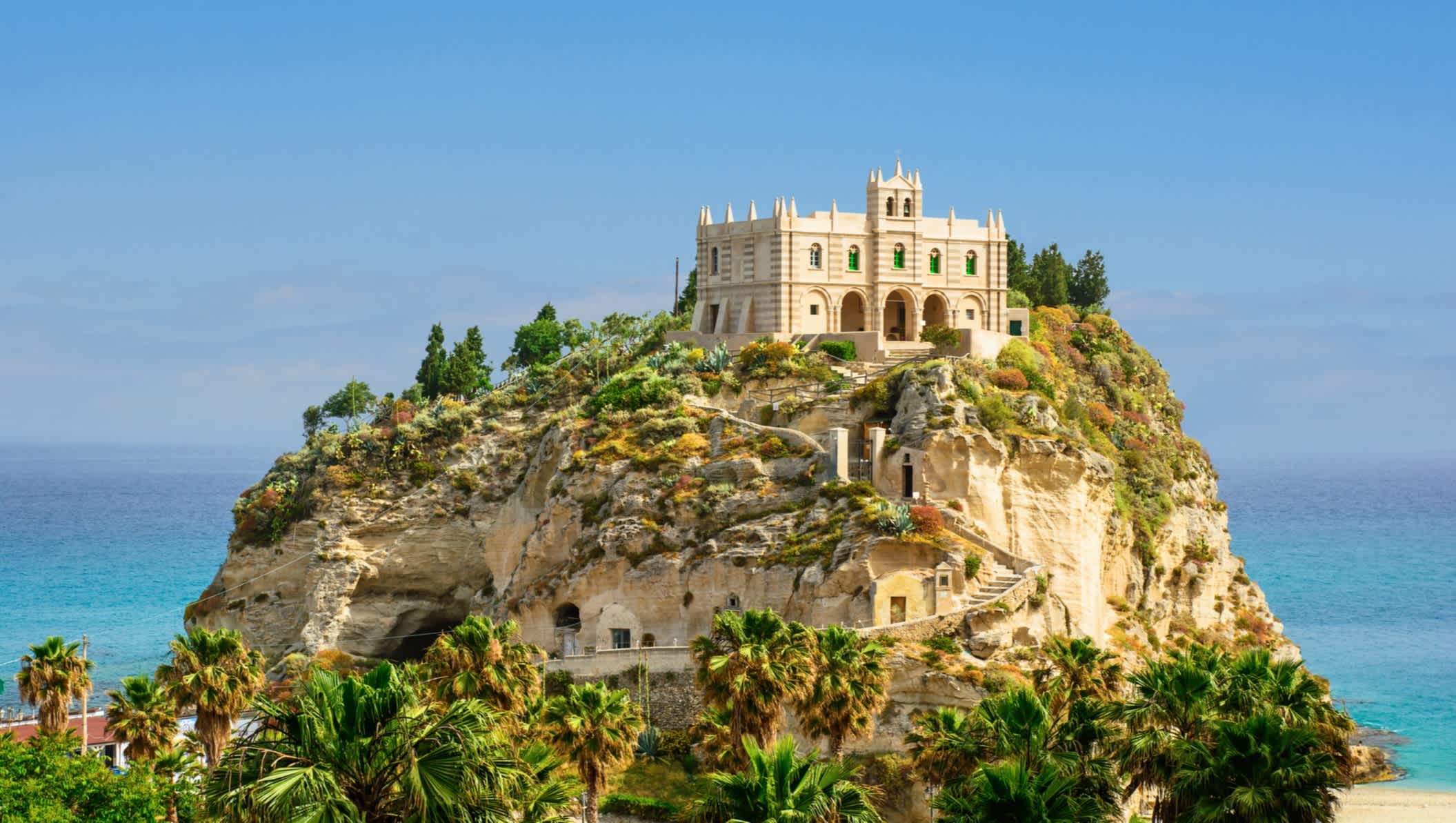 Blick zu der Kirche Santa Maria Isola in Tropea, Kalabrien, Italien.