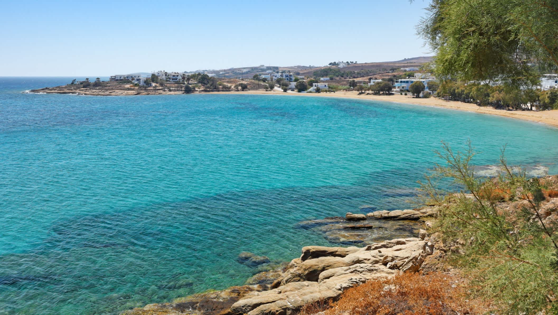 Aufnahme des Logaras Beach mit tiefblauem Wasser auf Paros, Griechenland