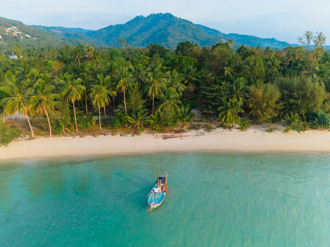 Luftaufnahme eines Bootes in der Nähe des idyllischen Strandes auf Koh Samui