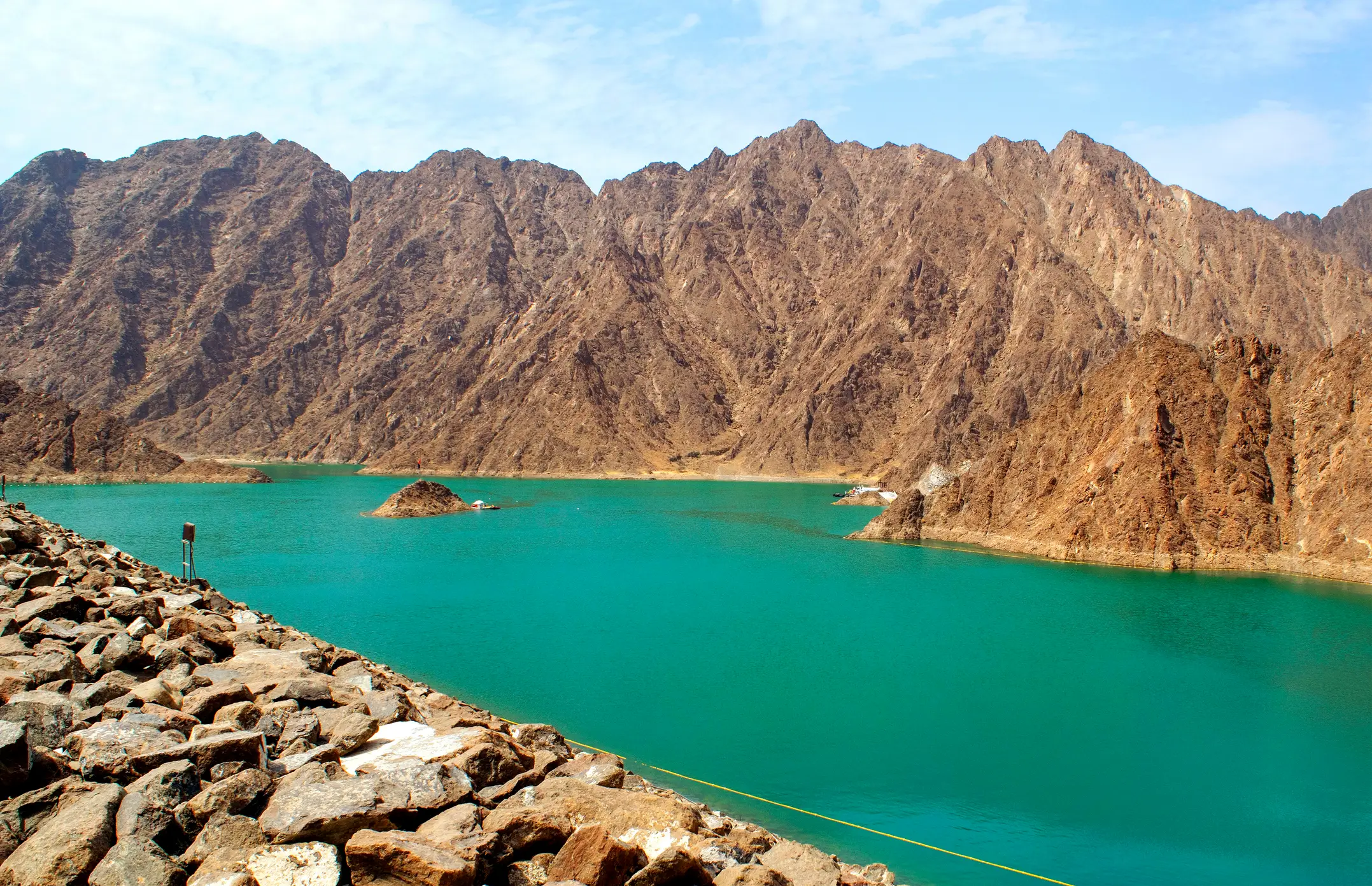 VAE, Dubai, Hatta Das Panorama von Hatta See mit Hajar Berge in dem Hintergrund, VAE.