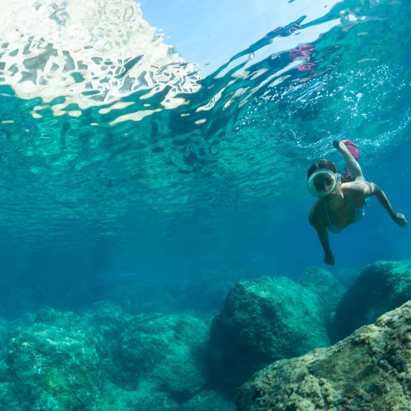 Frau, die im Meer schnorchelt