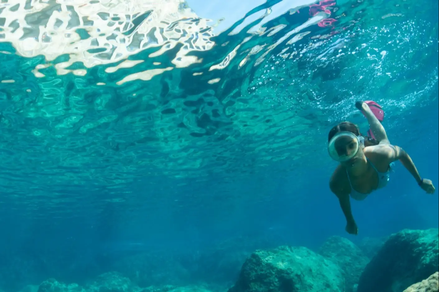 Italien, Amalfiküste, Schnorcheln Frau, die im Meer schnorchelt