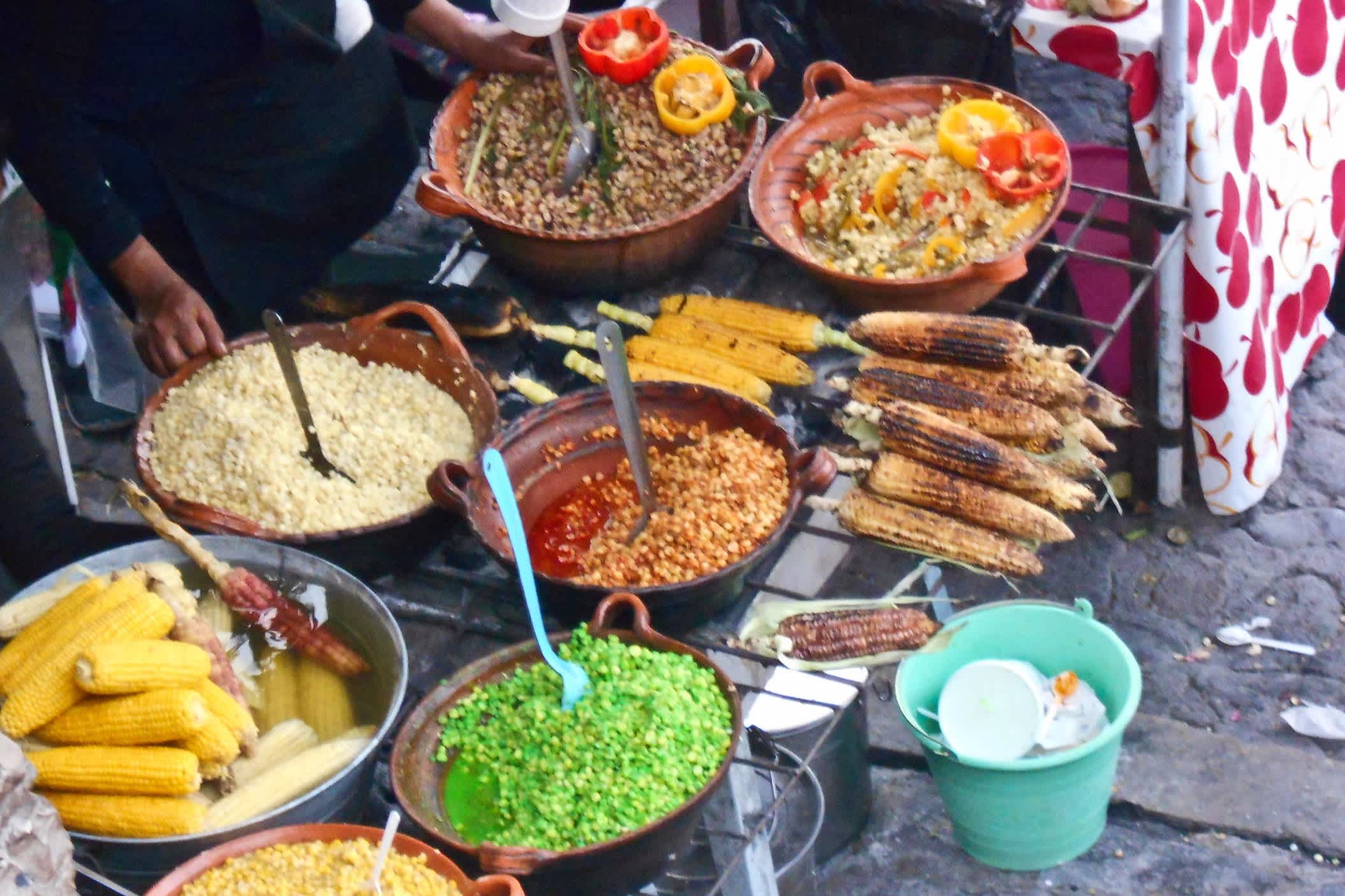 Différents plats dans un stand de street food au Mexique