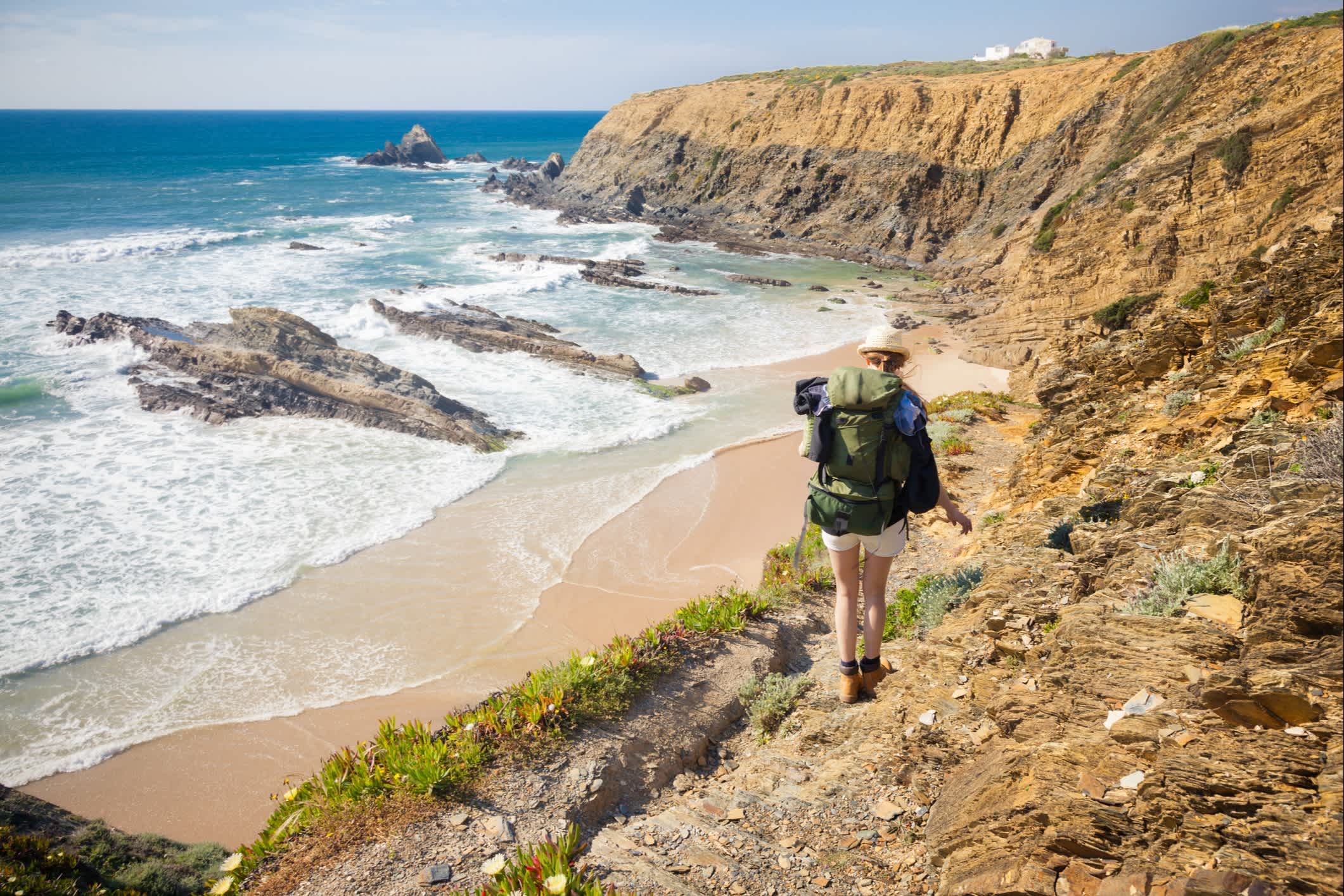 Wanderer auf Wanderweg entlang der Küste in Rota Vicentina, Portugal