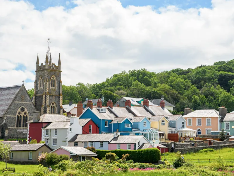 Wales Reihen von bunten Häusern, die sich charmant an die Hügel und Küsten von Wales schmiegen