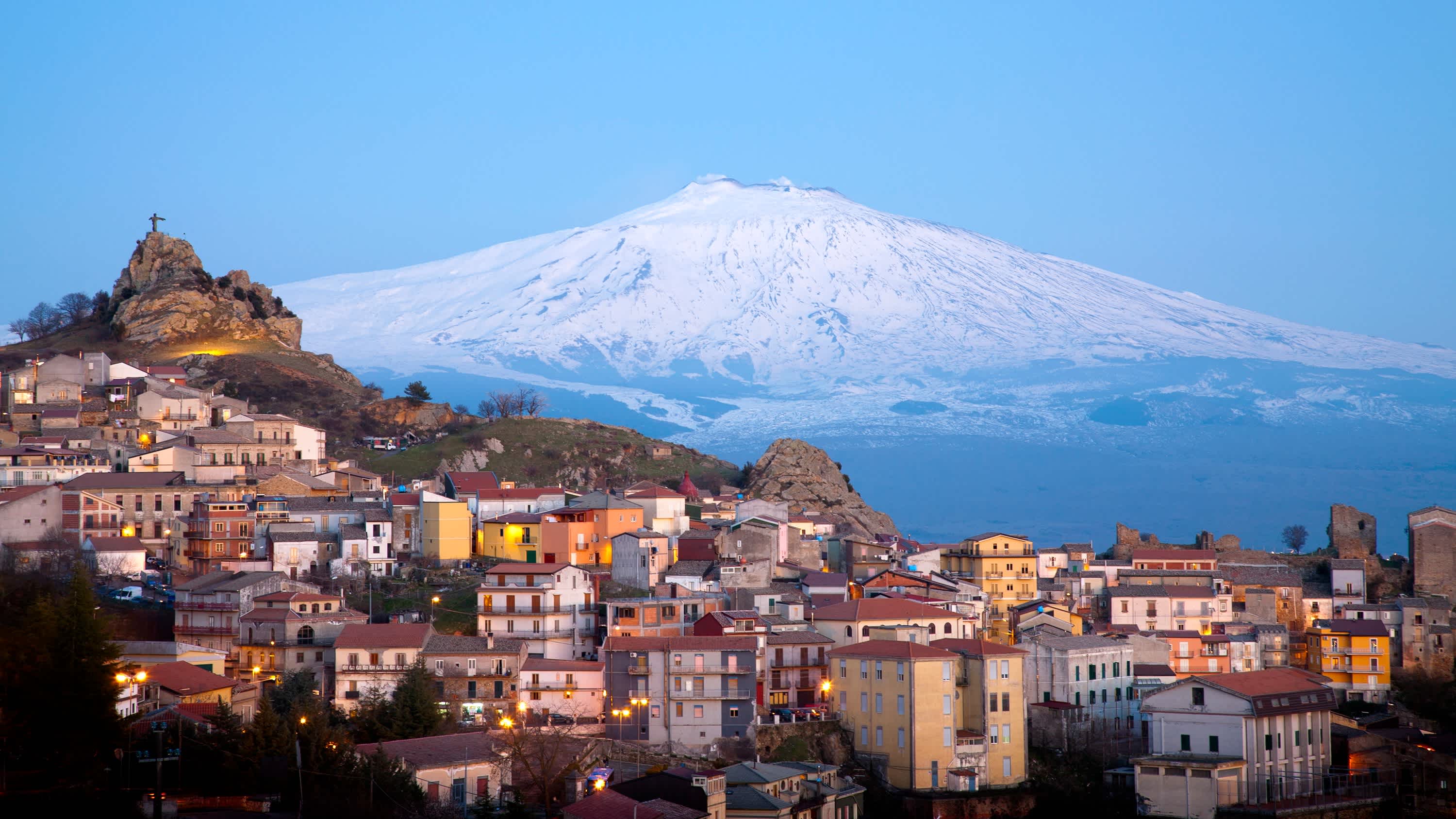 Vue des bâtiments avec l'Etna en arrière-plan, en Sicile, en Italie