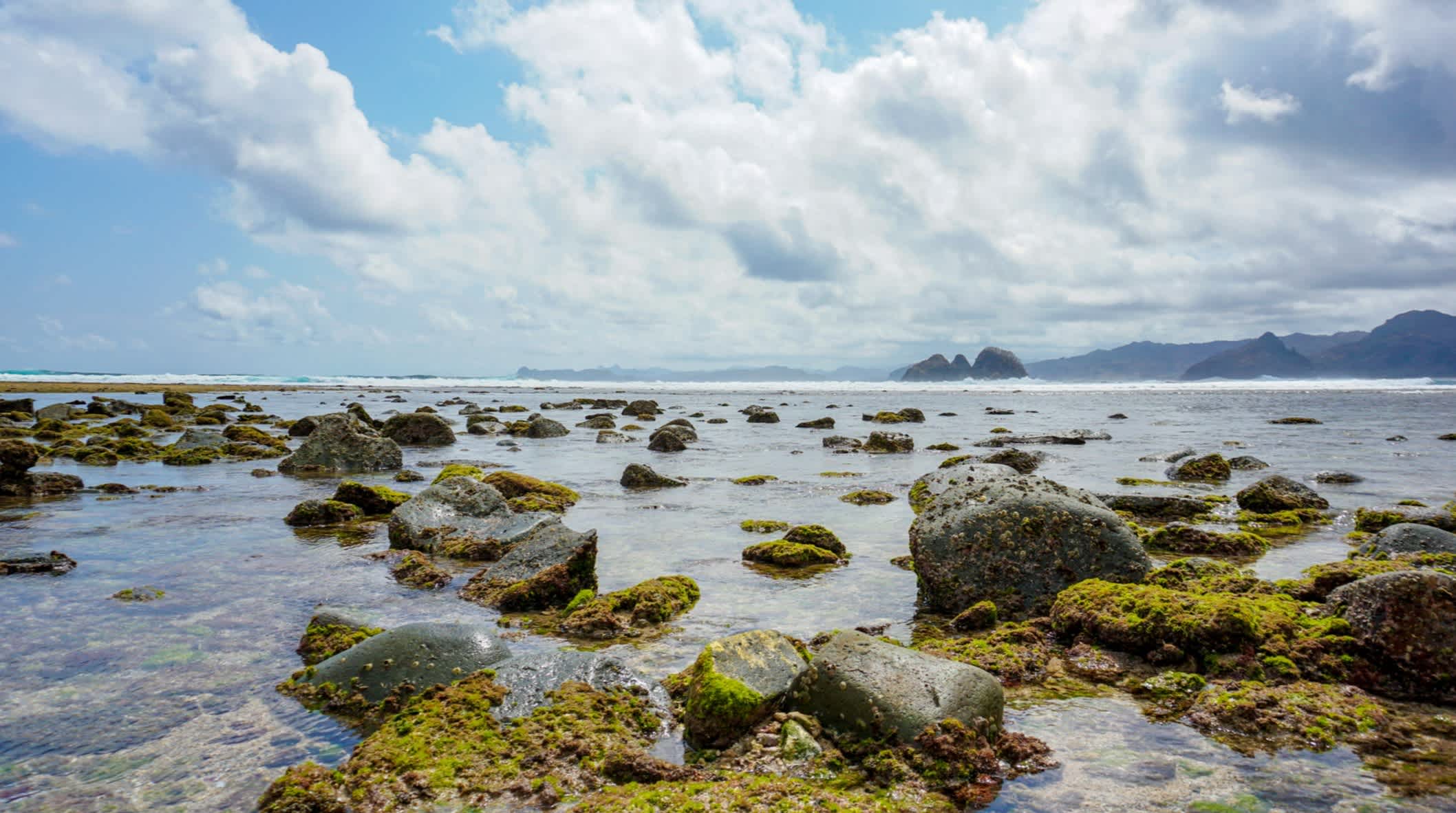 Rochers dans la mer sur la plage de Mawi, île de Lombok, Indonésie

