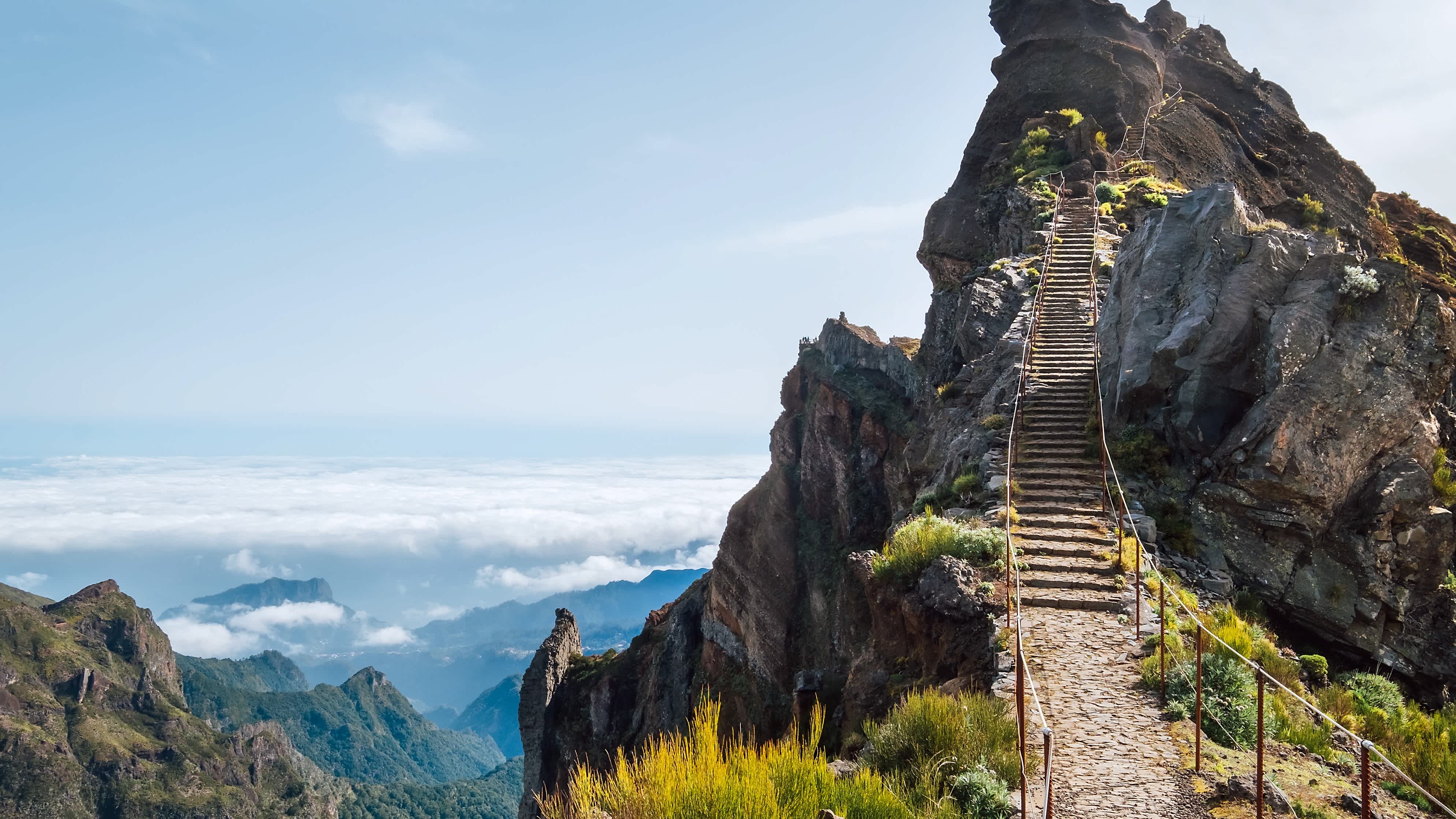 "Treppe zum Himmel" - Atemberaubende Aussicht am berühmten Bergwanderweg vom Pico do Arieiro zum Pico Ruivo auf der portugiesischen Insel Madeira. Trekking Rund um die Welt Reisen mit Kindern Konzeptbild.
