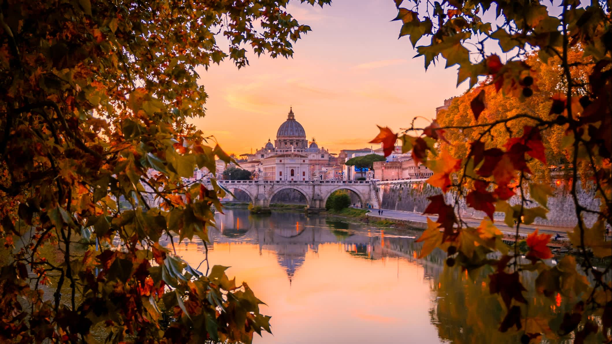 Herrlichem Blick auf den Petersdom im Vatikan aus Rom, Italien während des Sonnenuntergangs im Herbst 