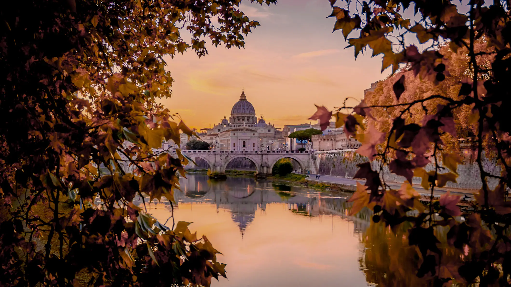 Basilique Saint-Pierre au Vatican depuis le Tibre avec un coucher de soleil d'automne en Italie