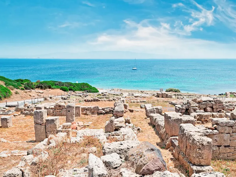 Italie, Sardaigne, Tharros Ruines d'une ville antique avec vue sur la mer. Tharros, Sardaigne, Italie.